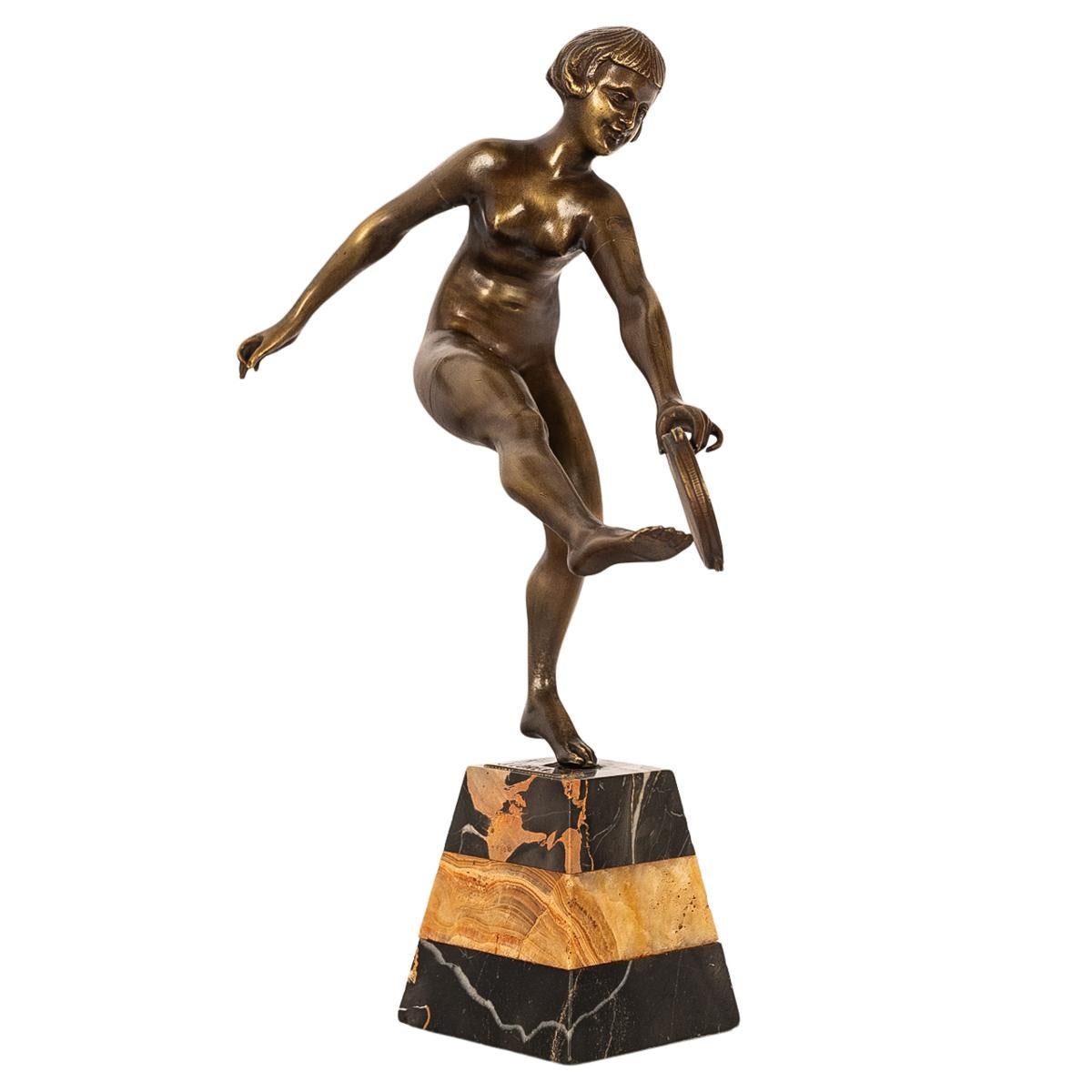 Une très élégante sculpture ancienne en bronze Art déco, statue de Josef Lorenzl, Autriche, 1925.
Cette magnifique sculpture en bronze représente une belle jeune femme, modélisée comme une danseuse de tambourin nue, tenant un tambourin de la main