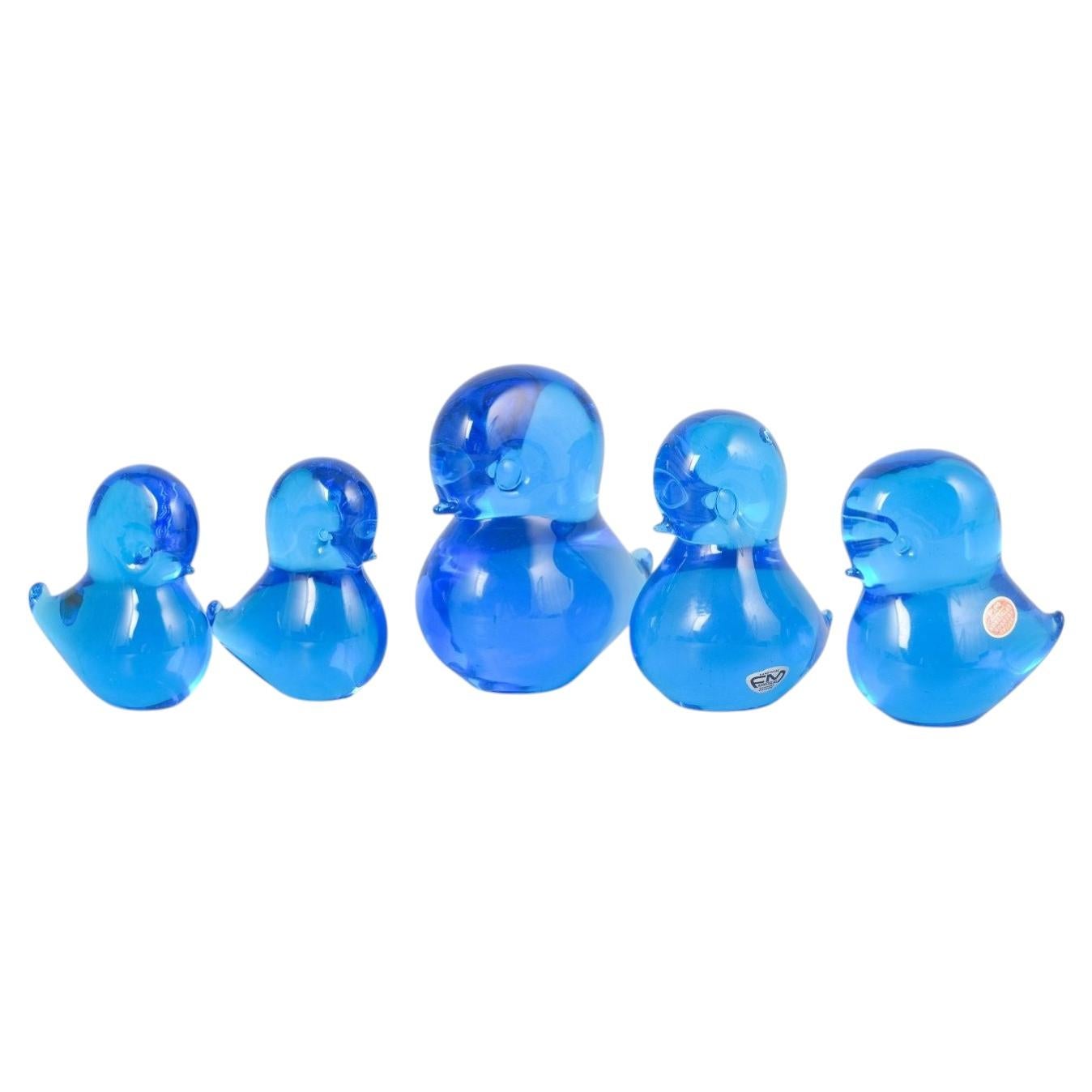 Josef Marcolin pour le FM Ronneby. Lot de cinq figurines de canards en verre d'art bleu. en vente