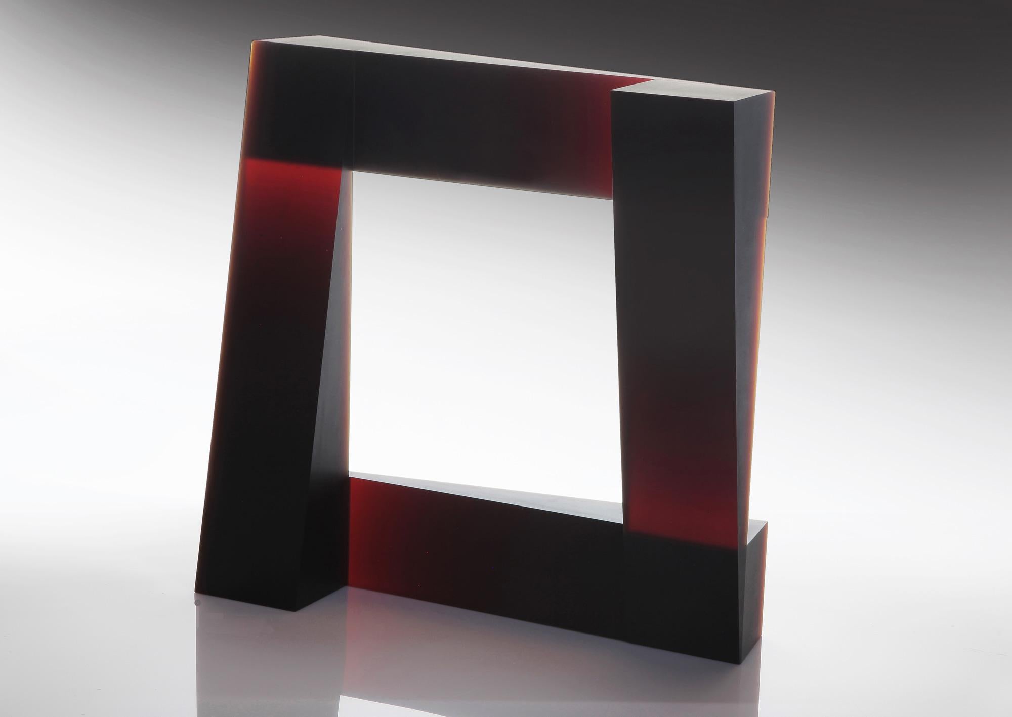 Cette sculpture géométrique en verre de l'artiste tchèque Josef Marek invite notre regard à plonger à travers la fenêtre située au centre. Les plans inclinés qui composent chaque côté du carré créent un magnifique effet d'ombre à la lumière, la