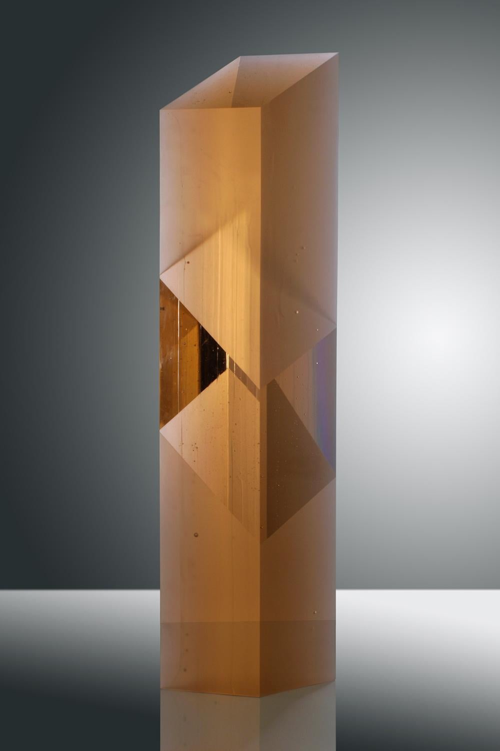 Dans "Elevation", le sculpteur tchèque Josef Marek joue sur les contrastes : intérieur/extérieur, transparence/opacité, clarté/obscurité, grand/étroit. L'œuvre élégante semble simple au premier abord, mais elle révèle un monde subtil et imaginatif