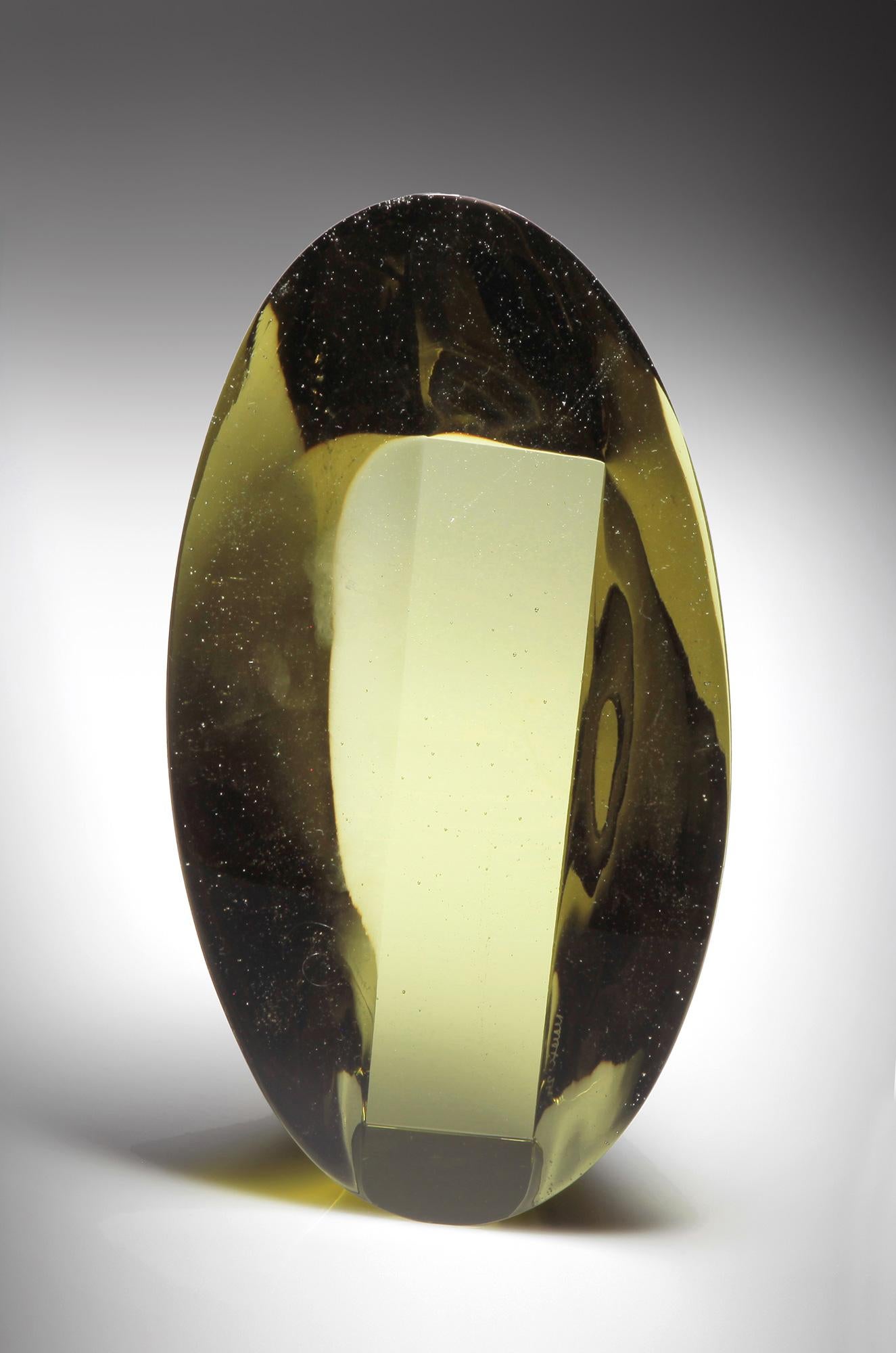Une jolie sculpture en verre coulé d'un vert chartreuse clair et vibrant, réalisée par l'artiste tchèque Josef Marek. Les minuscules bulles de verre évoquent la multitude d'étoiles.

Les sculptures abstraites en verre de Josef Marek témoignent de sa