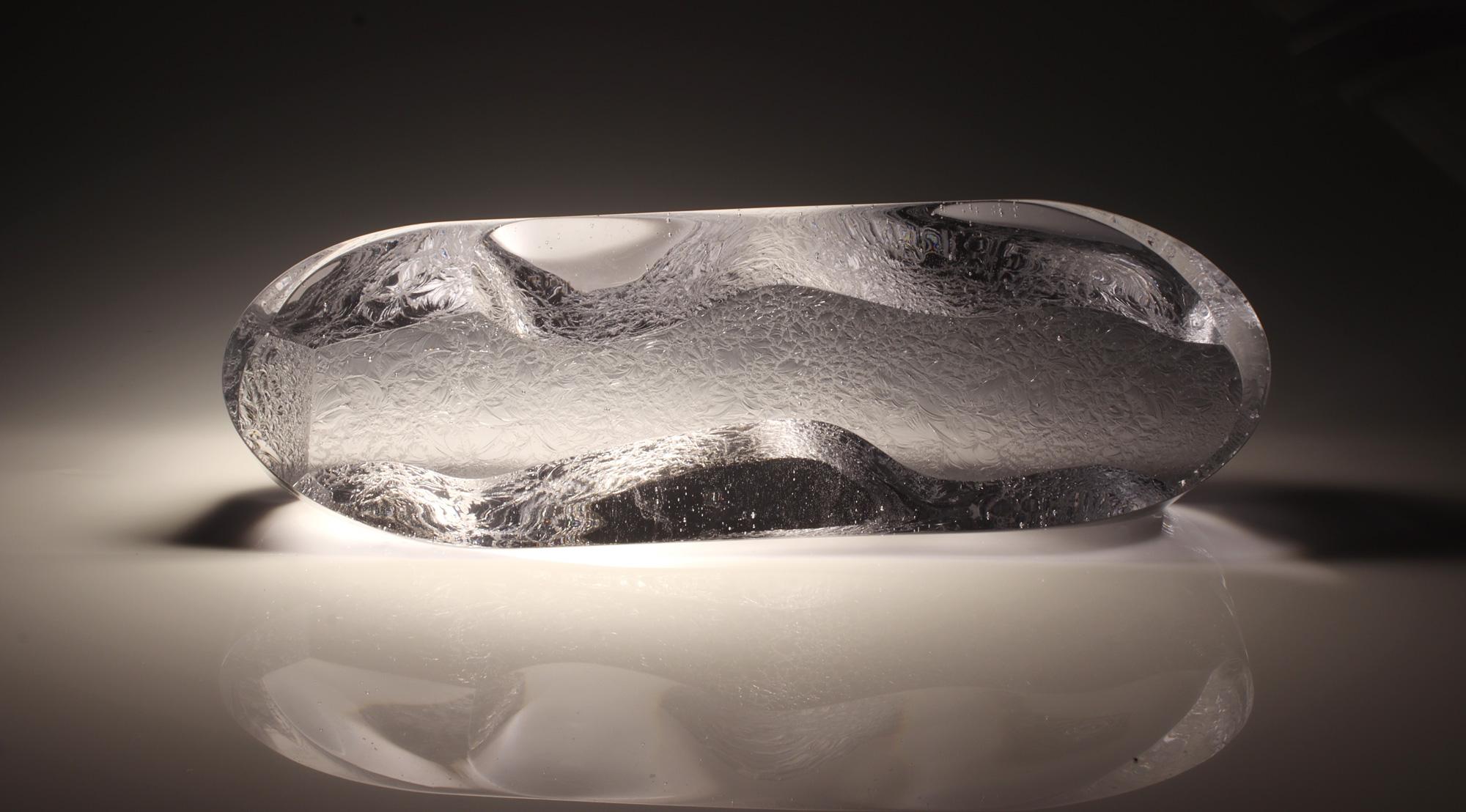 Como un rico mundo submarino, esta escultura horizontal de vidrio fundido del artista checo Josef Marek tiene superficies lisas y muy texturizadas donde la luz es bienvenida para jugar y deleitarse.

Las esculturas abstractas de vidrio de Josef
