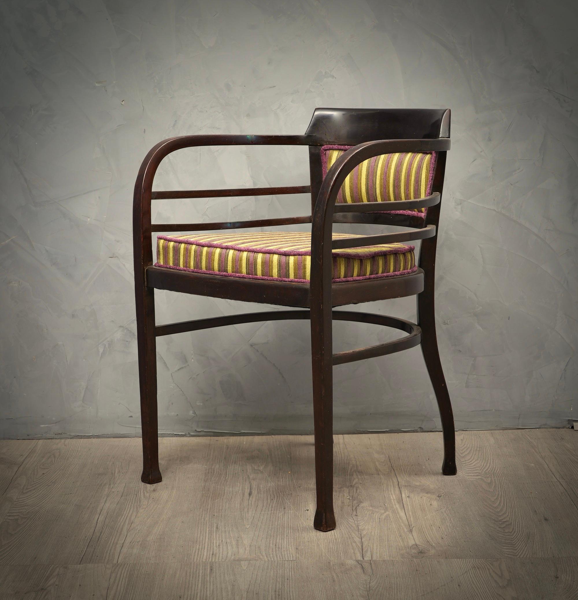 Merveilleux fauteuil du tout début de la période Art Nouveau, forme très particulière pour un design très particulier, enrichi d'un tissu de velours rayé très original. Un design élégant et sobre, mais vraiment unique en son genre.

Le fauteuil a