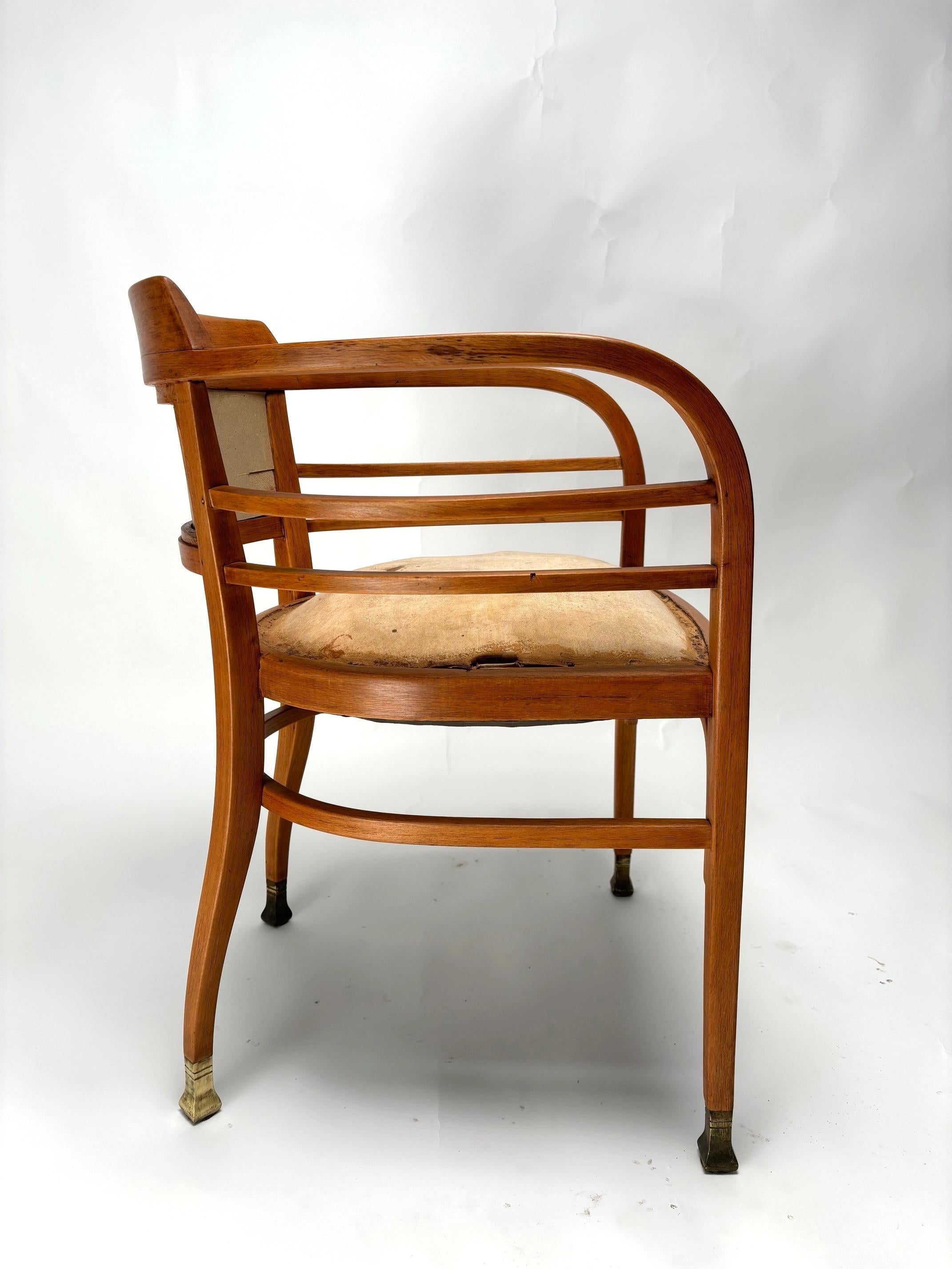Ensemble de 4 fauteuils de Josef Maria Olbrich pour Thonet, Autriche, 1910

Rare et extraordinaire ensemble de 4 chaises en hêtre courbé de l'architecte et designer Olbrich pour Thonet provenant d'un important bureau à Beeche (Italie). 

Nous