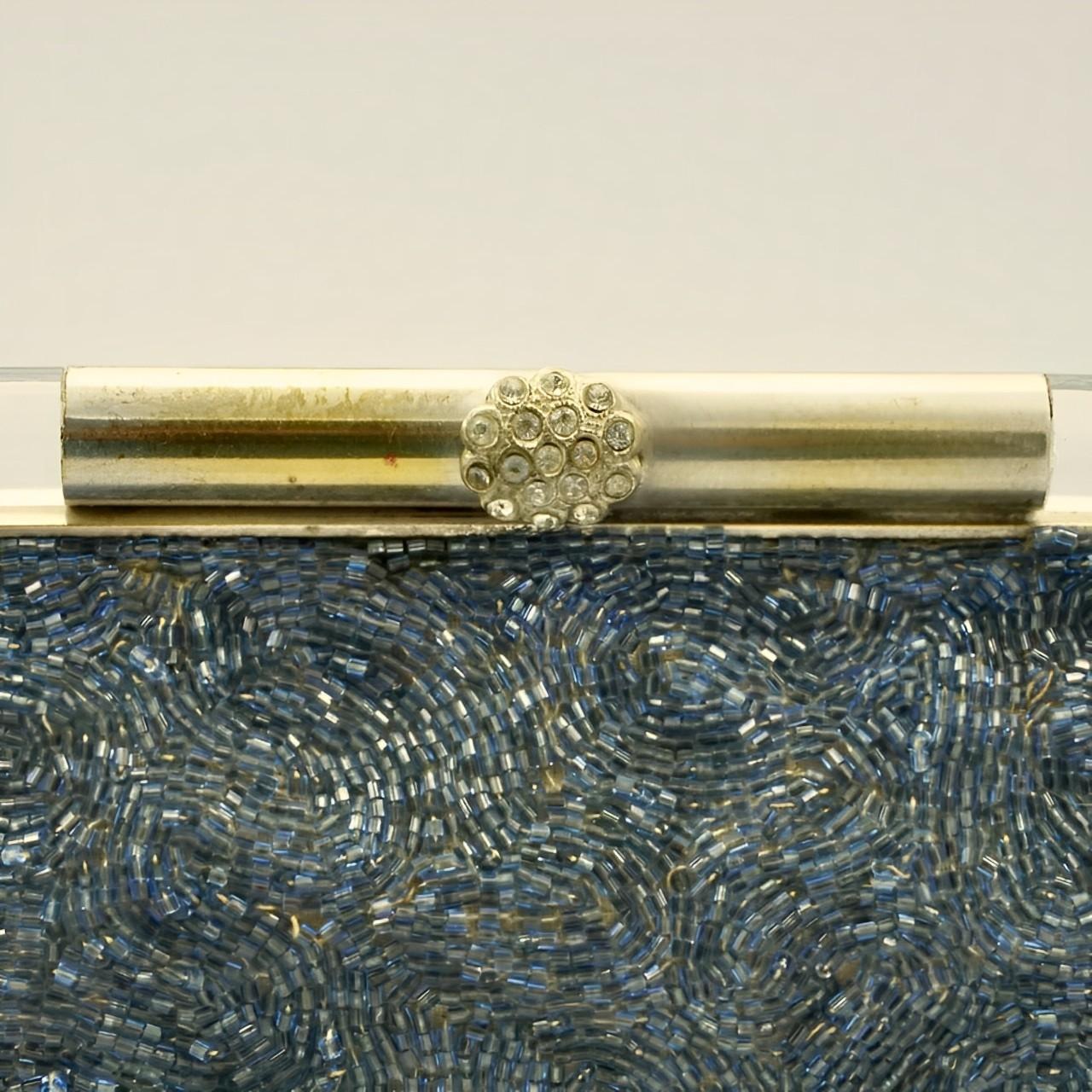 Hübsche mittelblaue Perlentasche von Josef mit einem ungewöhnlichen versilberten Verschluss aus klarem Lucite und Strasssteinen. Mit einer Breite von 17,5 cm / 6,8 Zoll an der Basis, einer Höhe von 11,5 cm / 4,5 Zoll und einer Riemenhöhe von 7,5 cm
