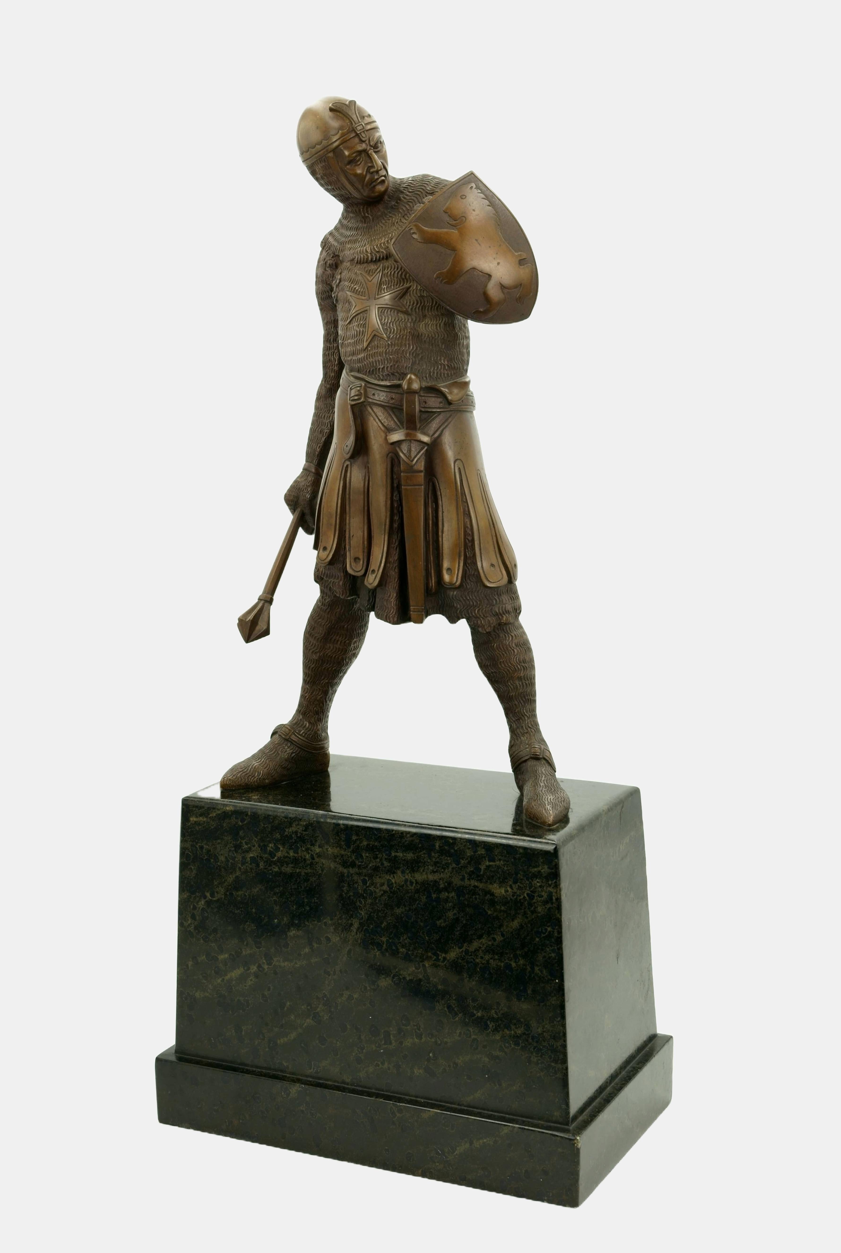 Crociato con scudo e mazza / - Pronto a colpire - Sculpture di Josef Moest