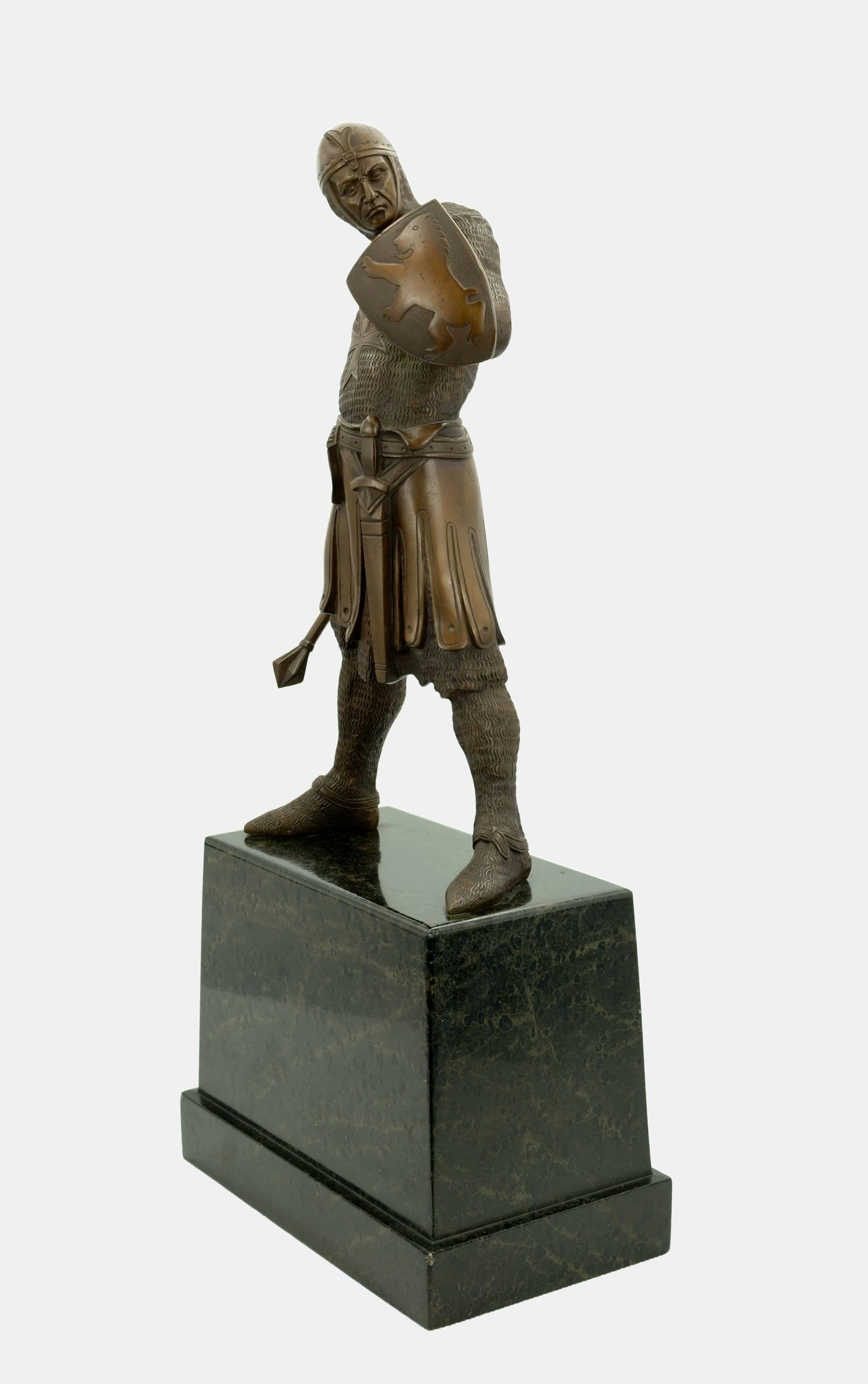 Crociato con scudo e mazza / - Pronto a colpire - Sculpture Realismo di Josef Moest