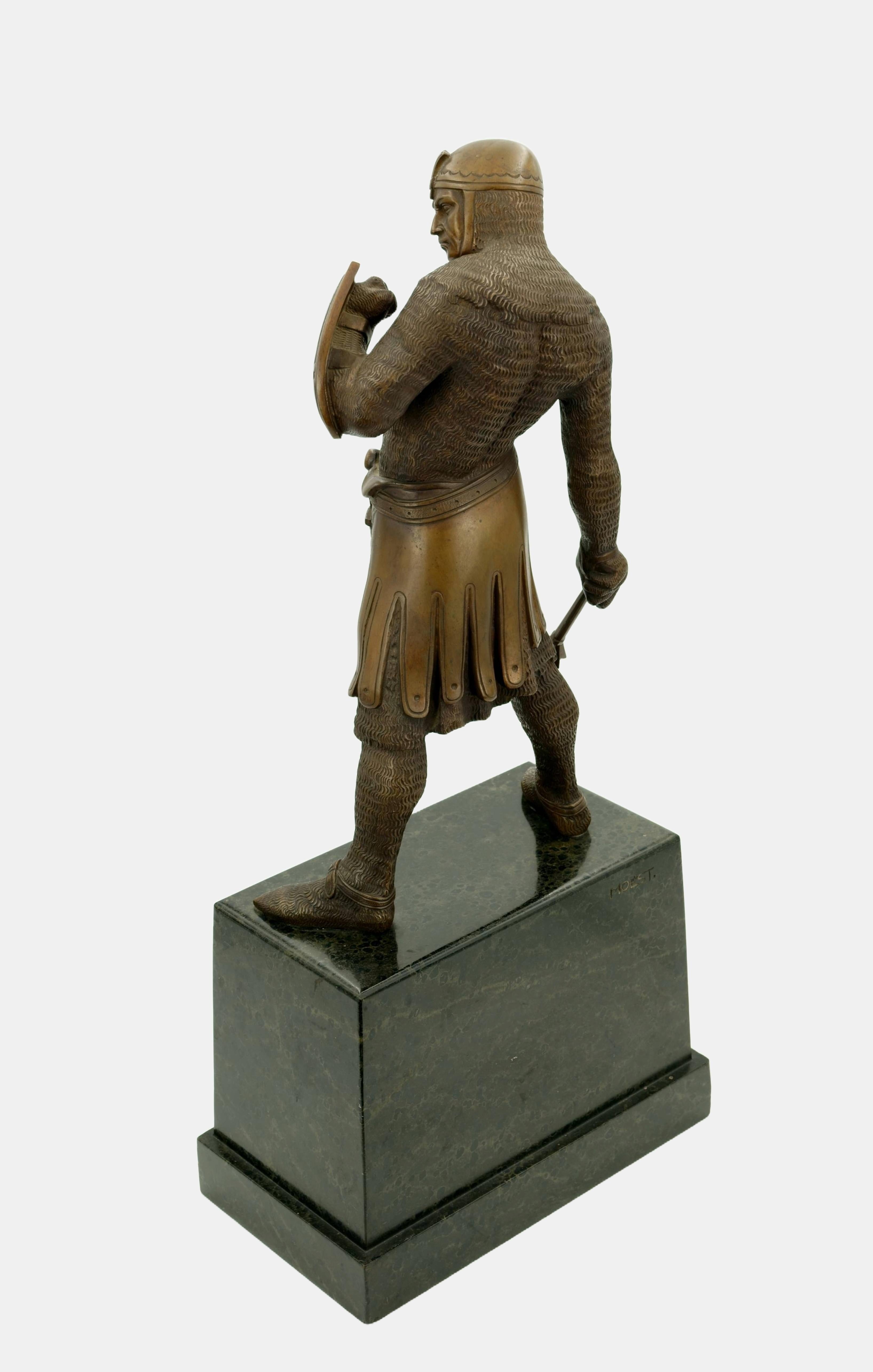 Josef Moest (1873 Colonia - 1914 Rath), Crociato con scudo e mazza, 1910 circa. Bronzo su piedistallo in marmo nero (altezza 19 cm). 57,5 cm (altezza totale) x 21 cm (larghezza) x 12 cm (profondità), peso 24,8 kg. Firma incisa 