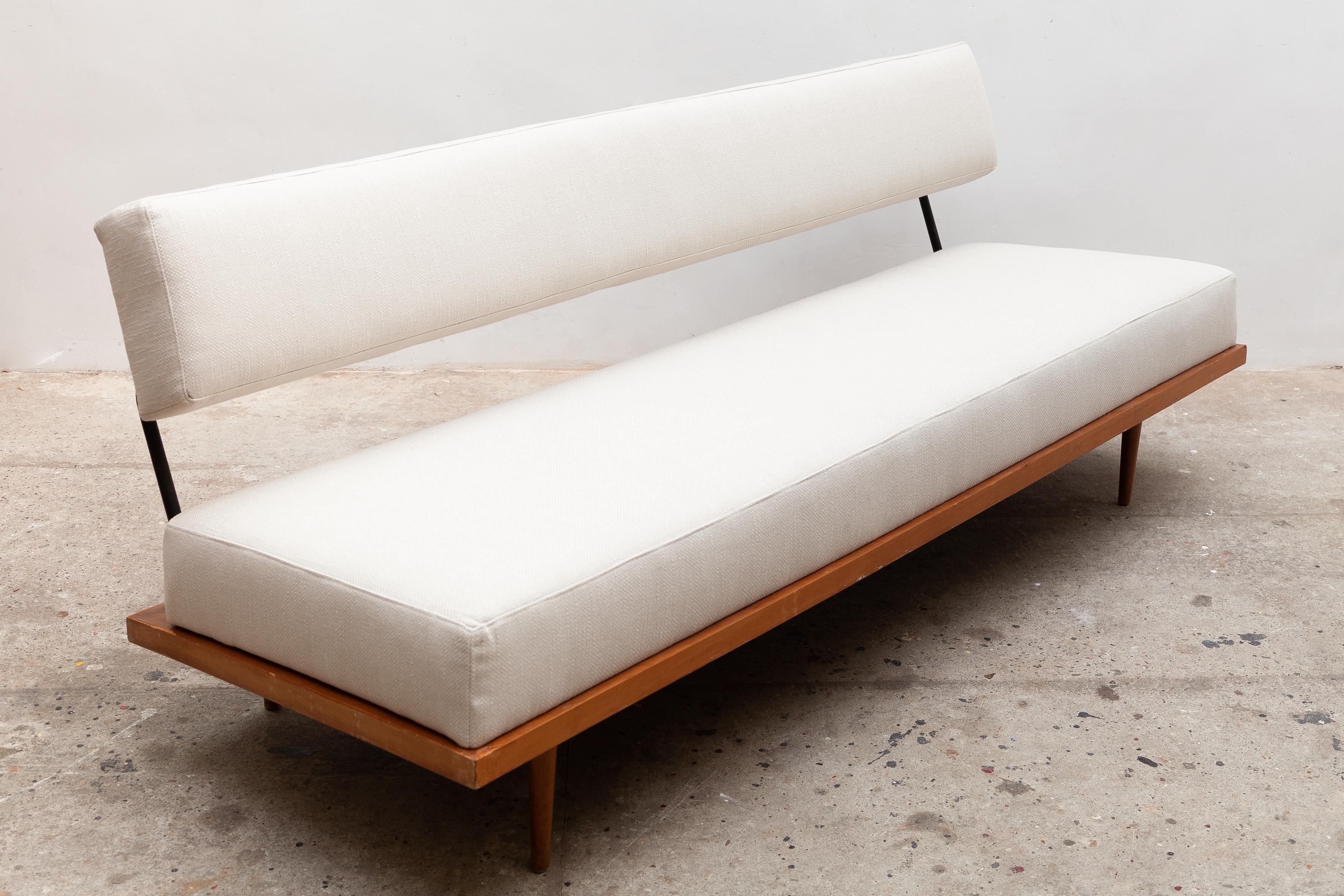 Beautiful and rare 3-seater daybed/sofa can be used as a daybed by folding down the back rest designed by Josef Pentenrieder and edited by Hans Kaufeld. Circa 1954.
Frame in birch. Feet and lever mechanism in tubular black lacquered metal. New