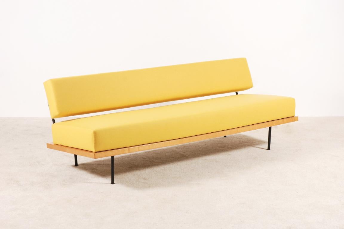 Schönes minimalistisches Tagesbett, entworfen von Josef Pentenrieder im Jahr 1954 und herausgegeben von Hans Kaufeld. Deutschland, um 1950.
Gestell aus Birkenholz, Füße und Rückenlehne aus schwarz lackiertem Stahlrohr.

Dieses Schlafsofa wurde