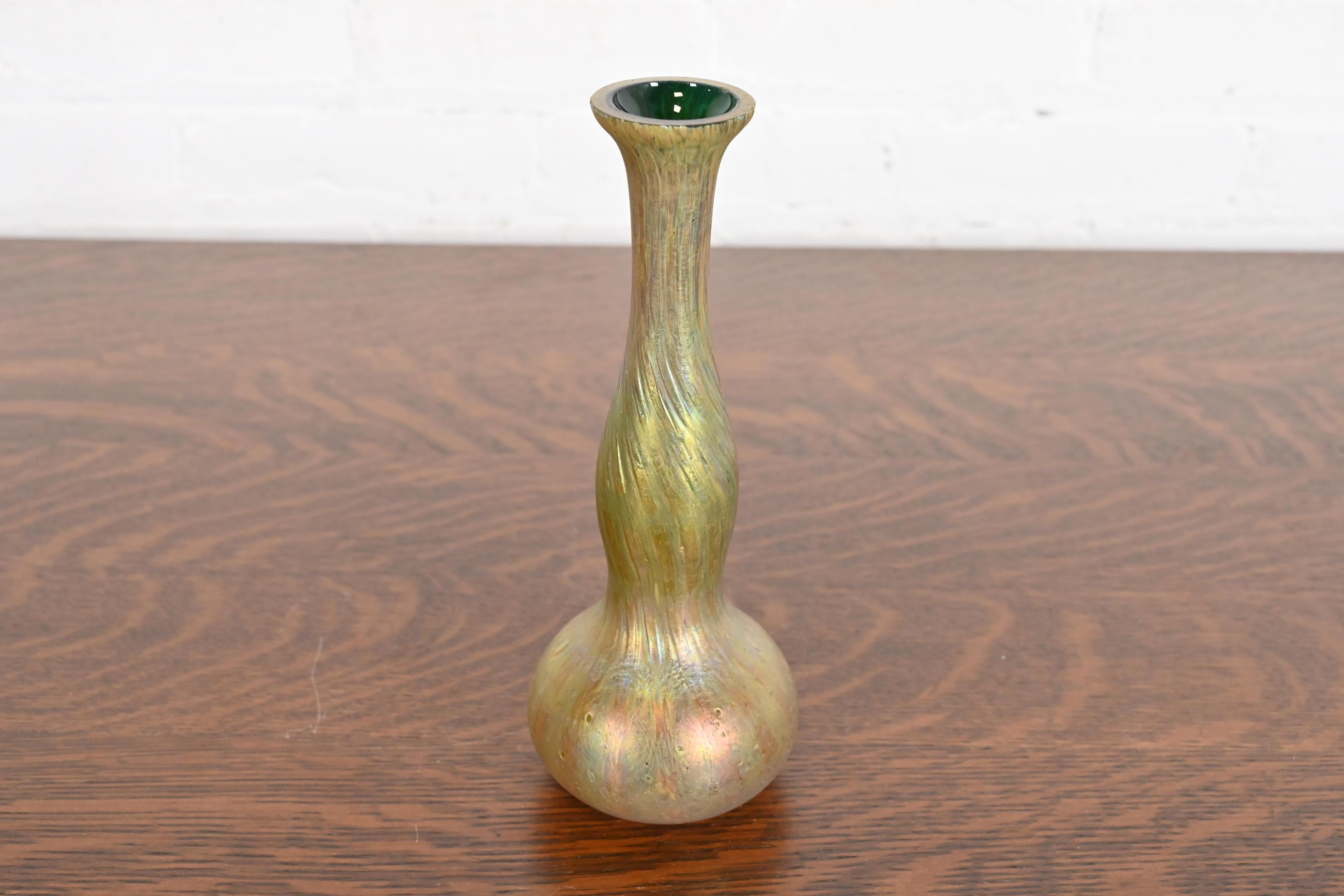 Eine wunderschöne antike Arts & Crafts oder Art Nouveau Periode schillernden Doppel Kürbis Kunst Glas Knospe Vase

Von Josef Rindskopf

Tschechische Republik, CIRCA 1890er Jahre

Maße: 3,5 