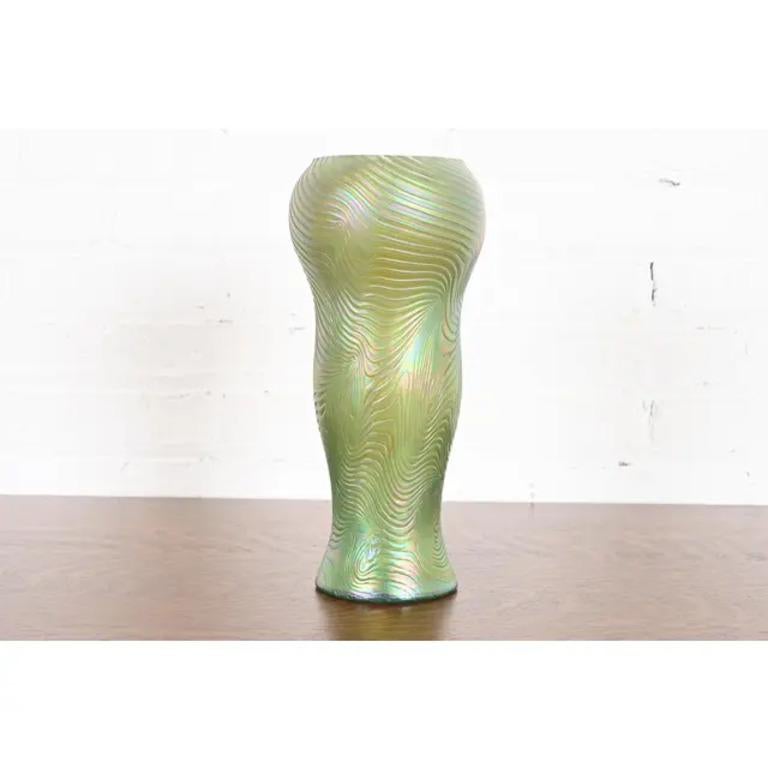 Uno splendido vaso antico in vetro artistico ondulato iridescente del periodo Arts & Crafts o Art Nouveau

Di Josef Rindskopf

Repubblica Ceca, circa 1890

Misure: 5,75 