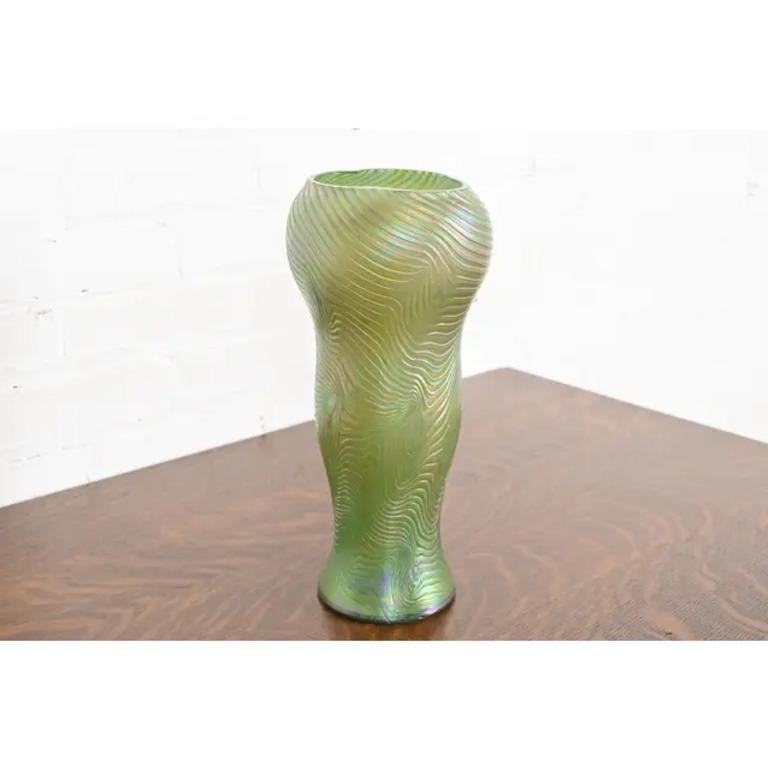 Vaso in vetro artistico iridescente in stile Art Nouveau di Josef Rindskopf, CIRCA 1890 In condizioni buone in vendita a South Bend, IN