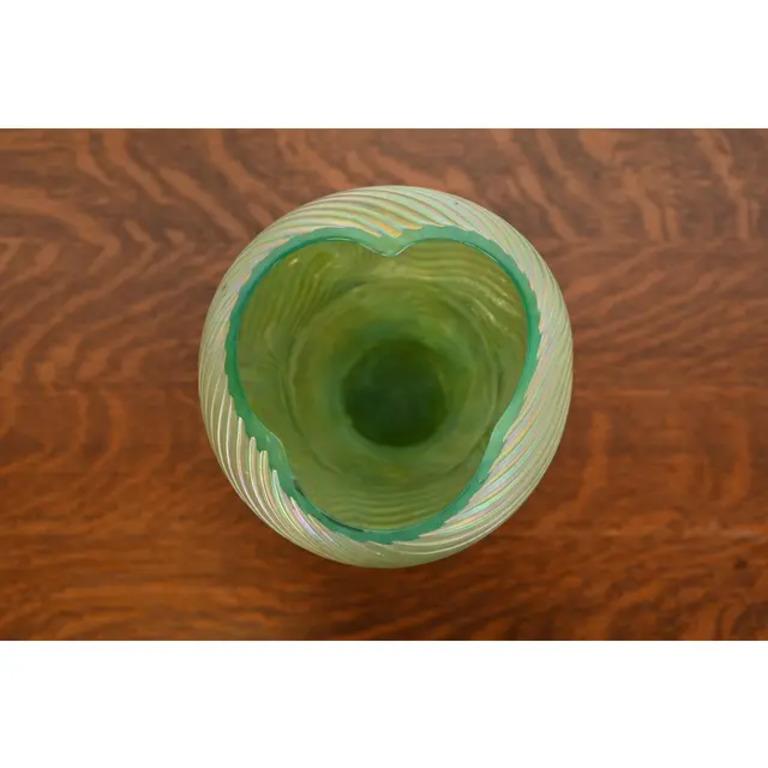 Vetro artistico Vaso in vetro artistico iridescente in stile Art Nouveau di Josef Rindskopf, CIRCA 1890 in vendita