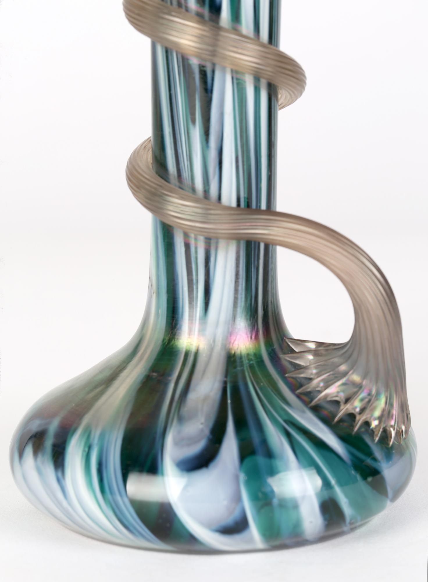 Superbe vase en verre d'art Bohemain Art Nouveau avec un design marbré irisé et un bord argenté de Josef Rindskopf, datant d'environ 1904. Le vase présente un large corps inférieur arrondi avec un haut col élancé et un sommet en forme de boule monté