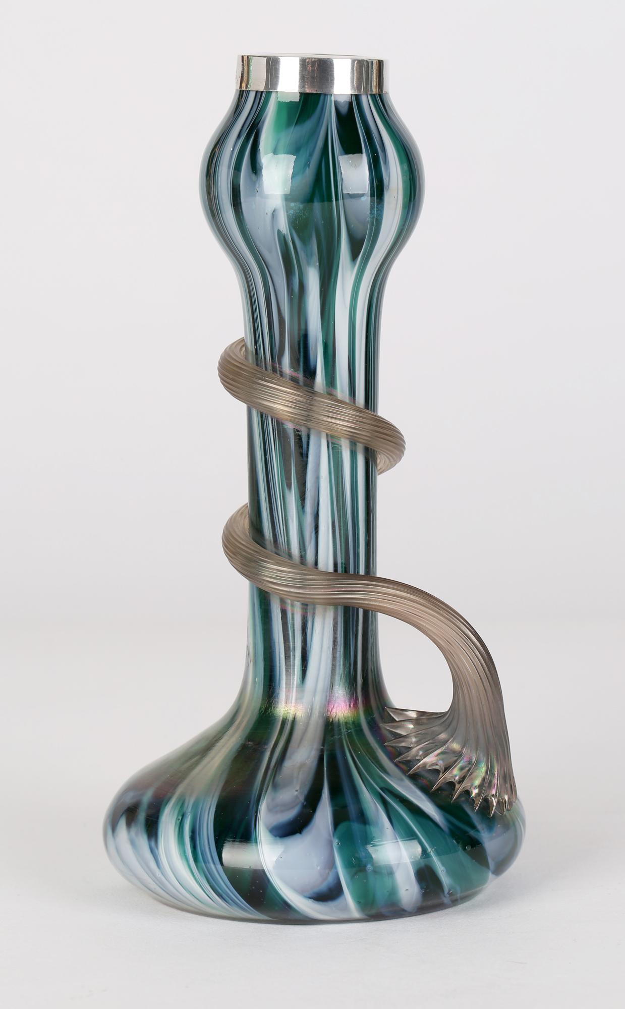 Fait main Vase en verre d'art irisé de style Art nouveau autrichien Josef Rindskopf monté sur argent en vente