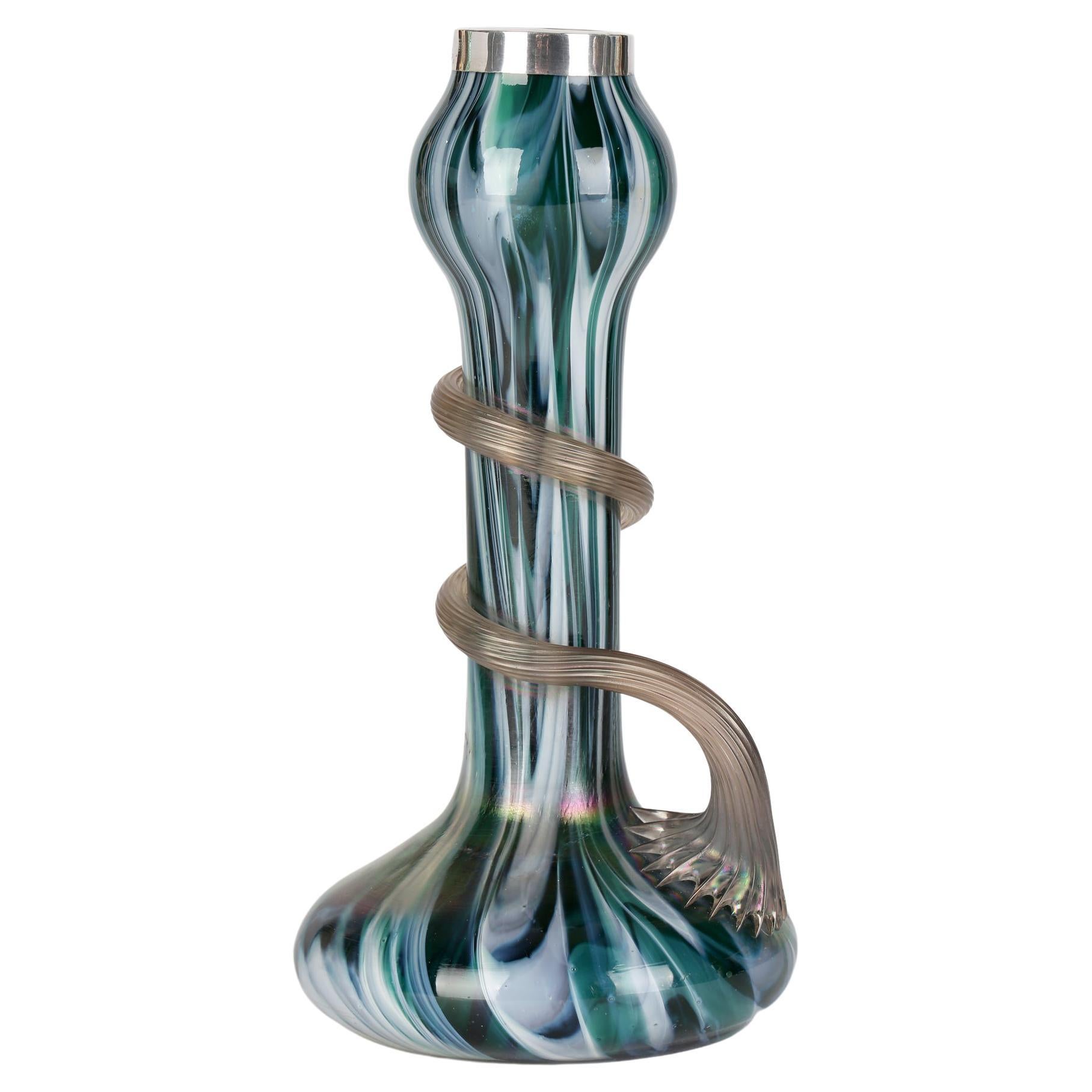 Josef Rindskopf Vaso in vetro artistico iridescente austriaco in stile Art Nouveau con montatura in argento