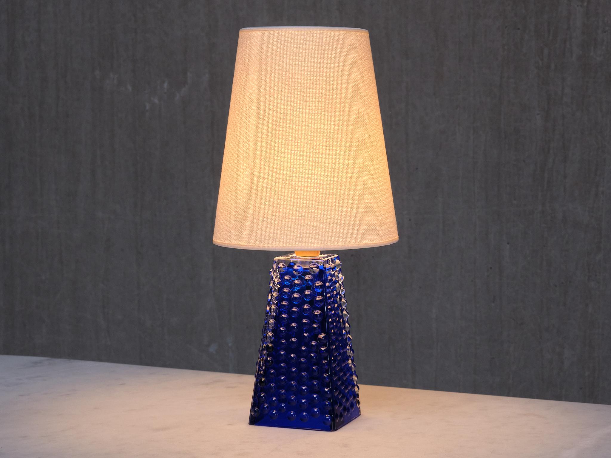 Josef Schott Tischleuchte aus blauem Glas, Smålandshyttans Glasbruk, Schweden, 1960er Jahre (Skandinavische Moderne) im Angebot