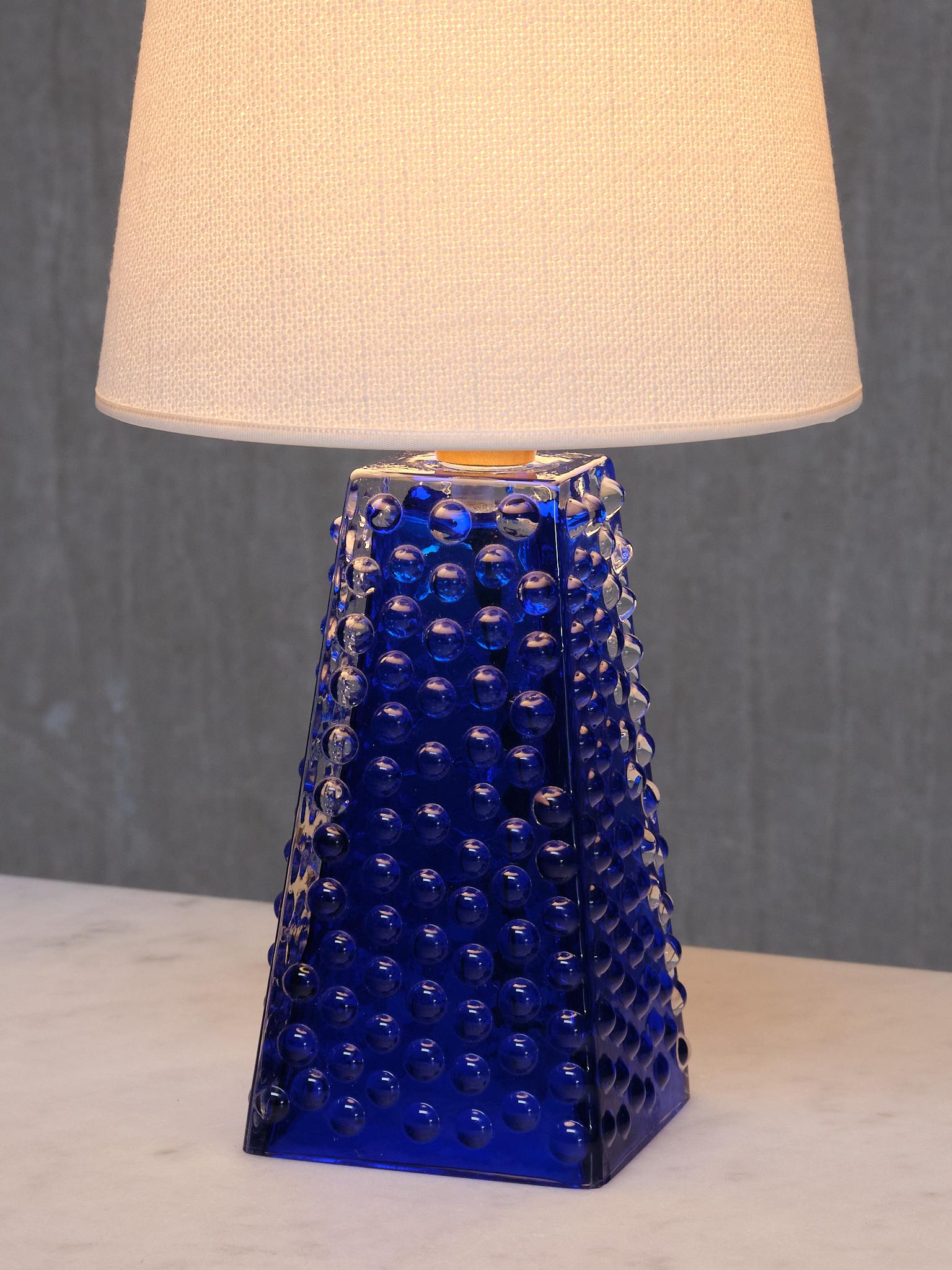 Josef Schott Tischleuchte aus blauem Glas, Smålandshyttans Glasbruk, Schweden, 1960er Jahre (Schwedisch) im Angebot