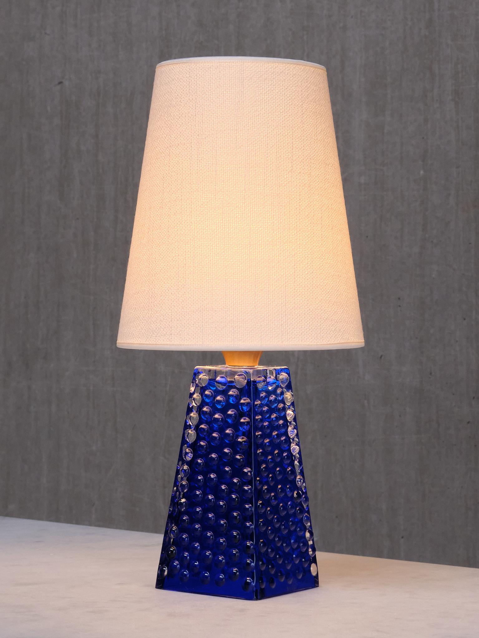 Josef Schott Tischleuchte aus blauem Glas, Smålandshyttans Glasbruk, Schweden, 1960er Jahre im Angebot 1
