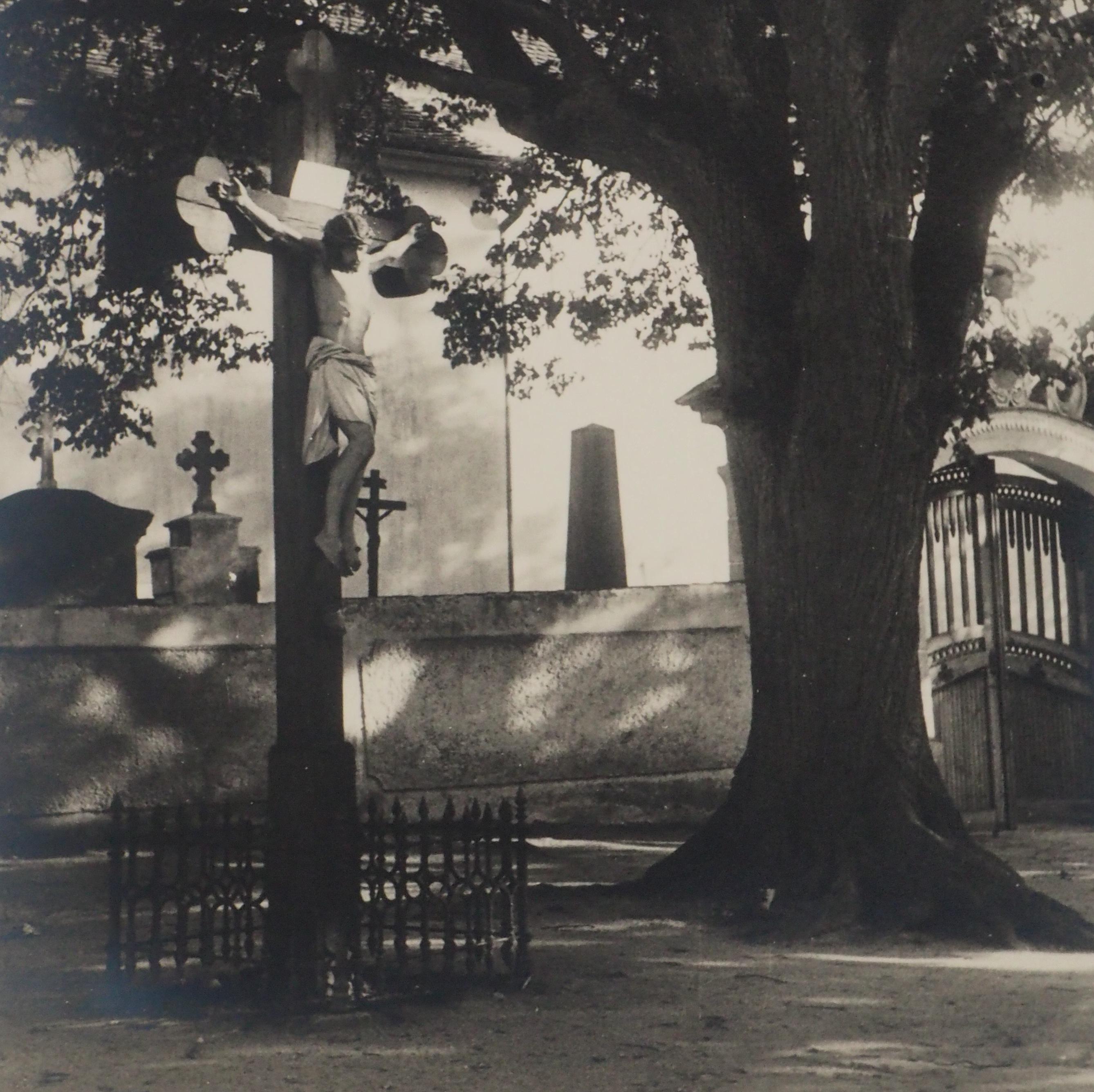 Calvary – Original-Fotografie aus Gelatinesilber  Handsigniert – ca. 1940 (Schwarz), Black and White Photograph, von Josef Sudek