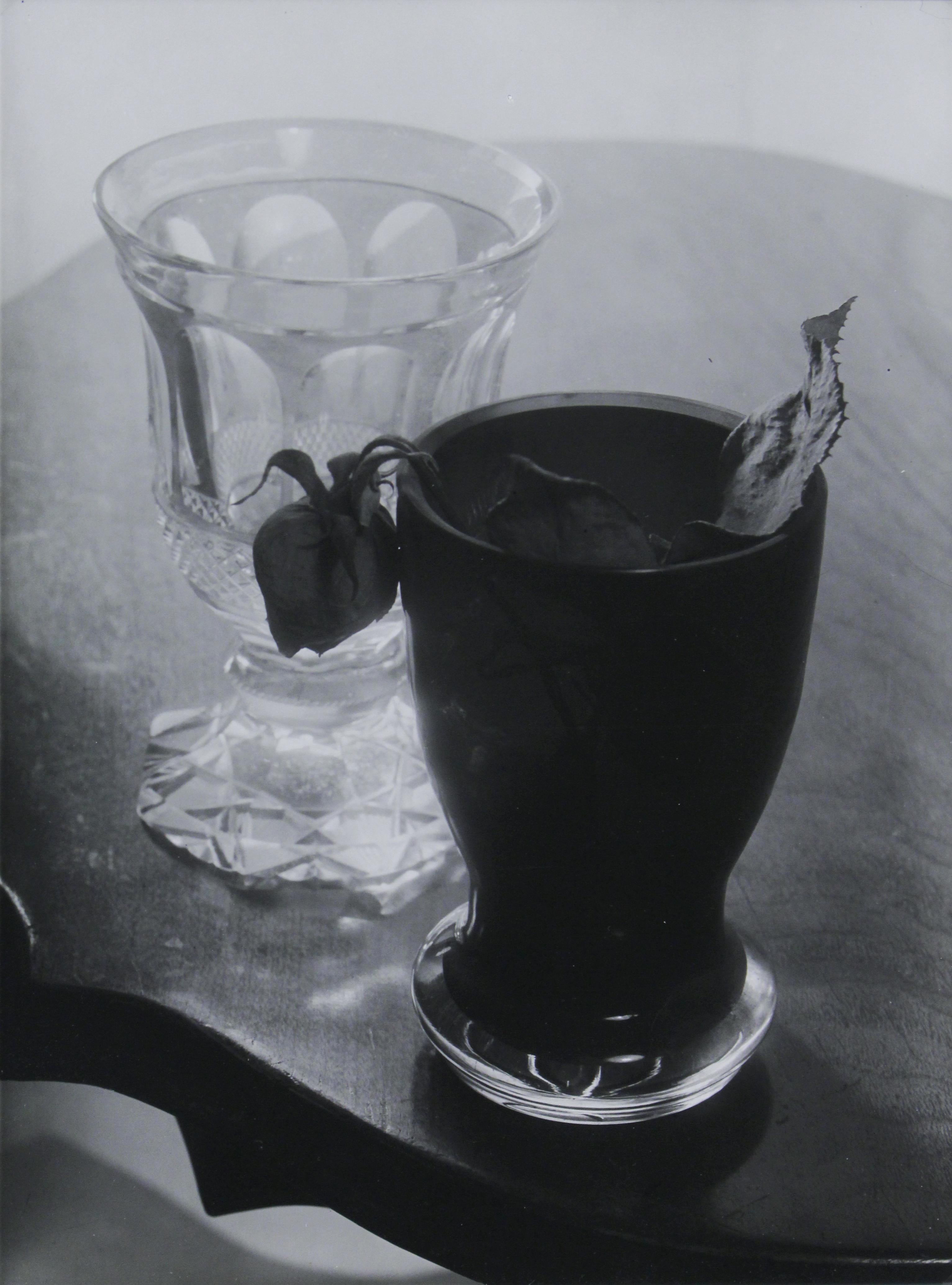 Black and White Photograph de Josef Sudek - Bodegón con gafas