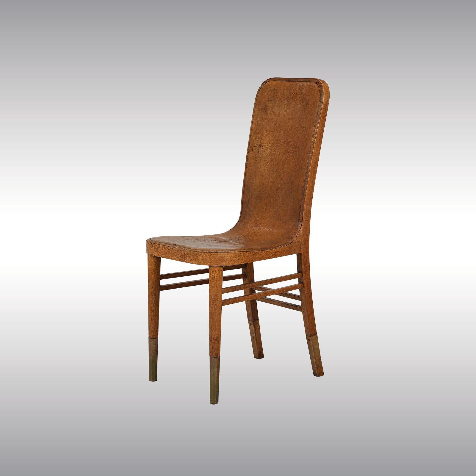 Madera de haya teñida de marrón; asiento y respaldo con revestimiento continuo de cuero; pies con sabots de latón y cobre; restaurado profesionalmente; signos de envejecimiento y uso; altura 98,5 cm, altura del asiento 48,3 cm, anchura 40,5 cm,