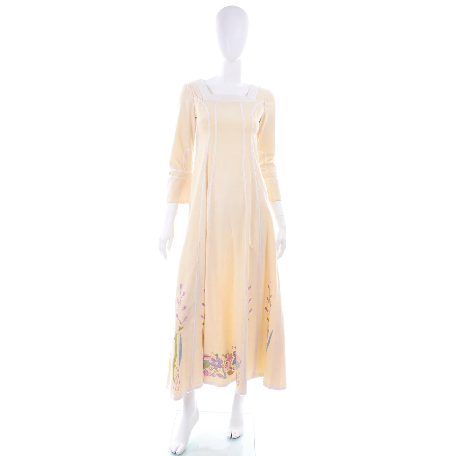 Josefa Vintage Cremefarbenes langes Kleid aus Baumwolle mit bestickten Blumen, Schmetterlingen und Vögeln im Angebot 5
