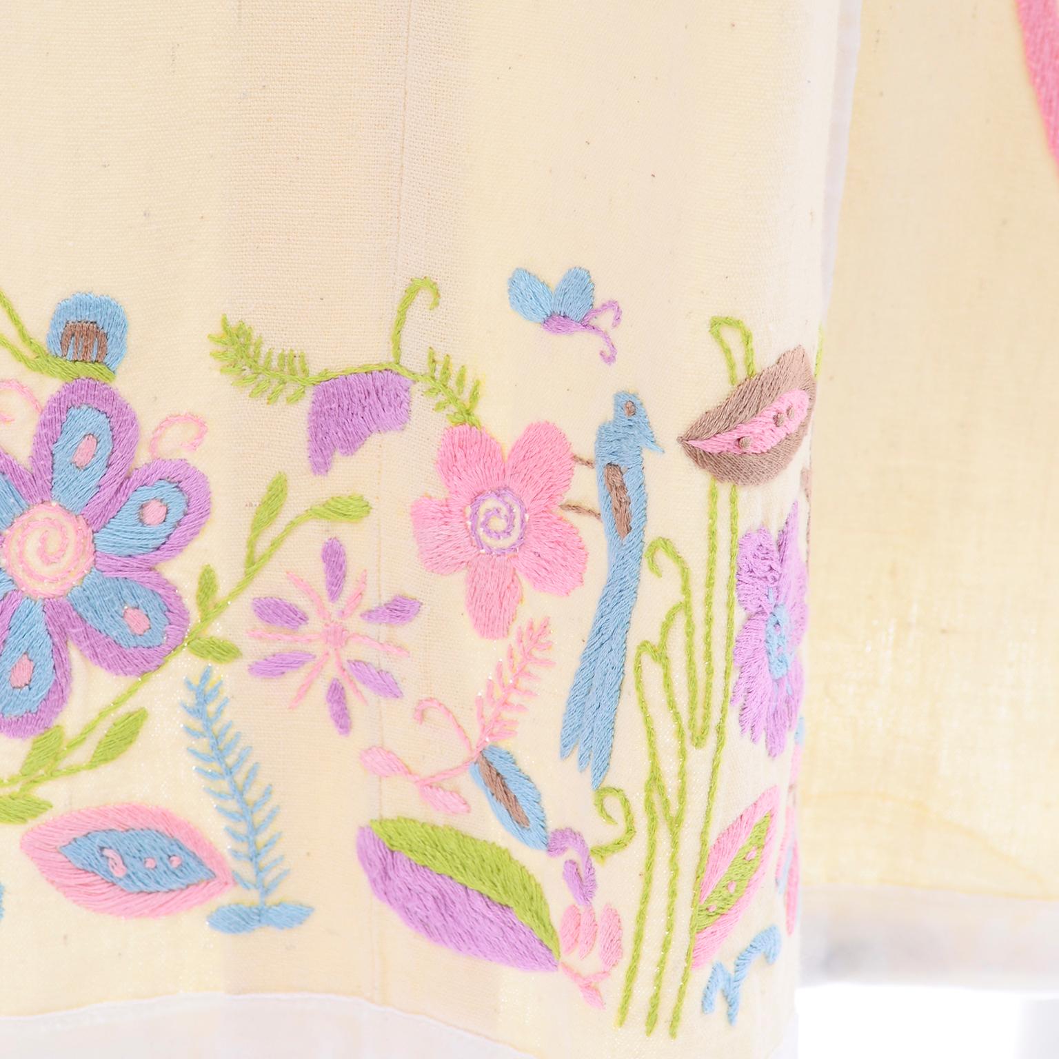 Josefa Vintage Cremefarbenes langes Kleid aus Baumwolle mit bestickten Blumen, Schmetterlingen und Vögeln im Angebot 6