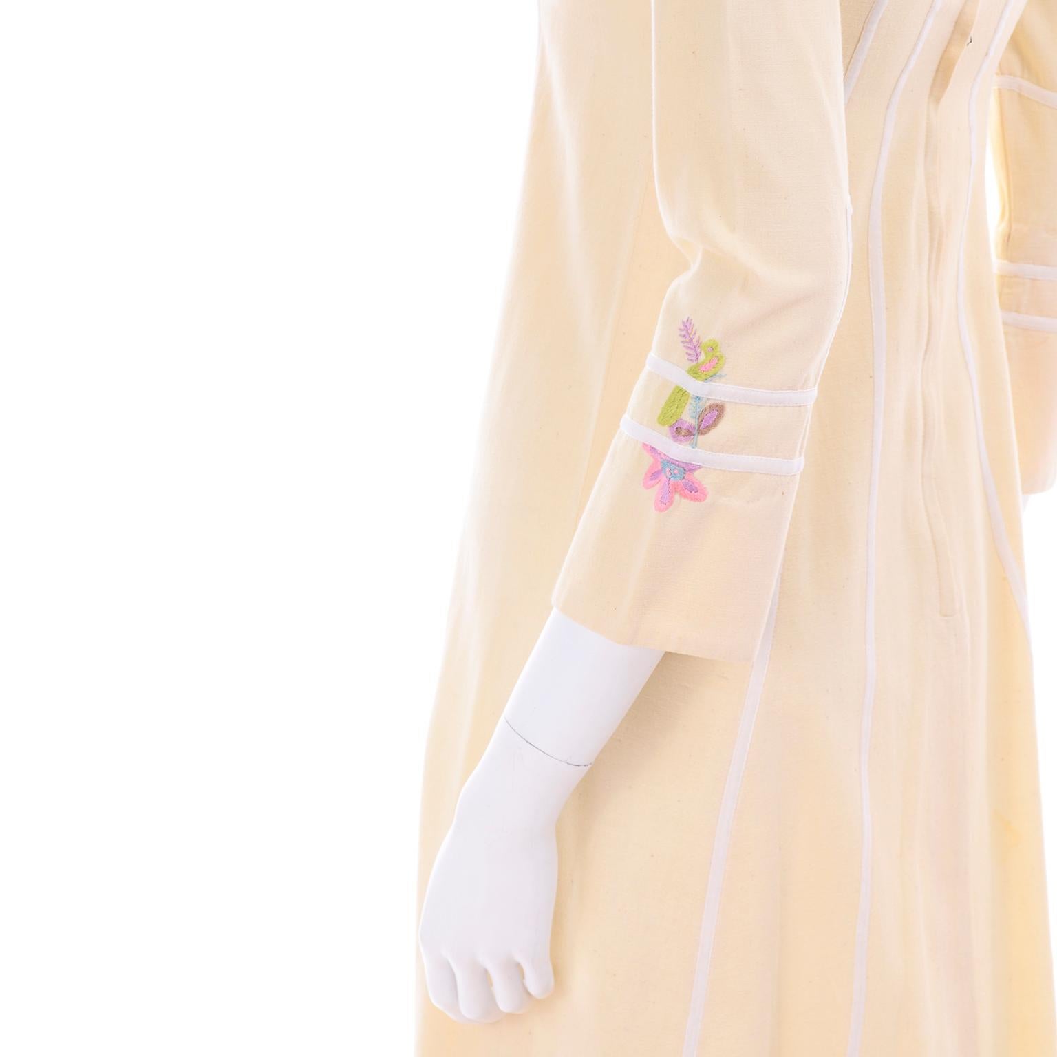 Josefa Vintage Cremefarbenes langes Kleid aus Baumwolle mit bestickten Blumen, Schmetterlingen und Vögeln im Angebot 7