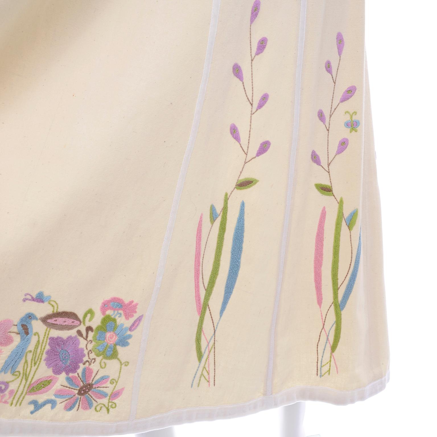 Josefa Vintage Cremefarbenes langes Kleid aus Baumwolle mit bestickten Blumen, Schmetterlingen und Vögeln im Angebot 9