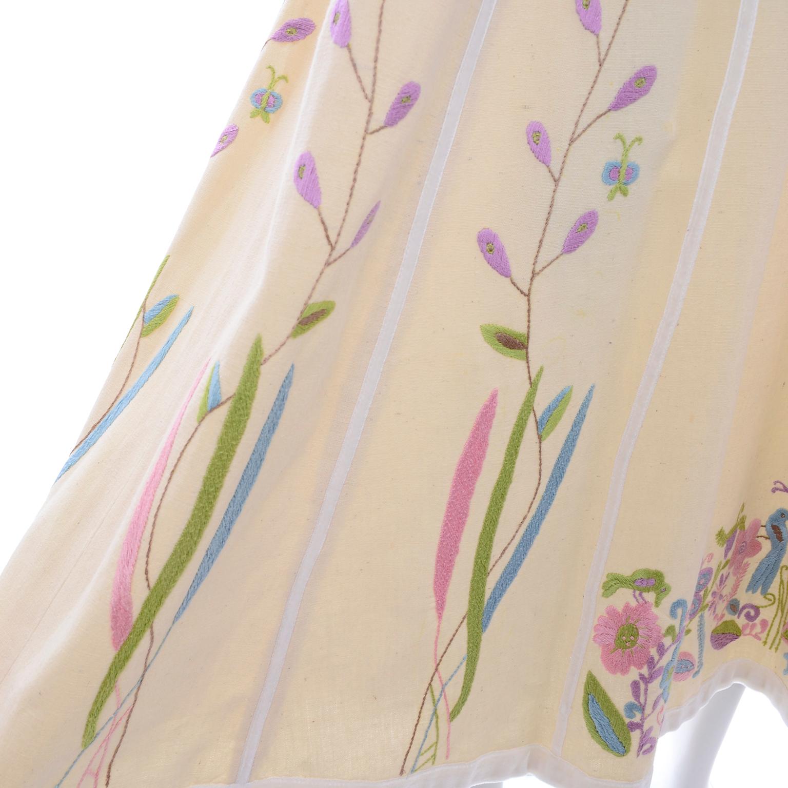 Josefa Vintage Cremefarbenes langes Kleid aus Baumwolle mit bestickten Blumen, Schmetterlingen und Vögeln im Angebot 10