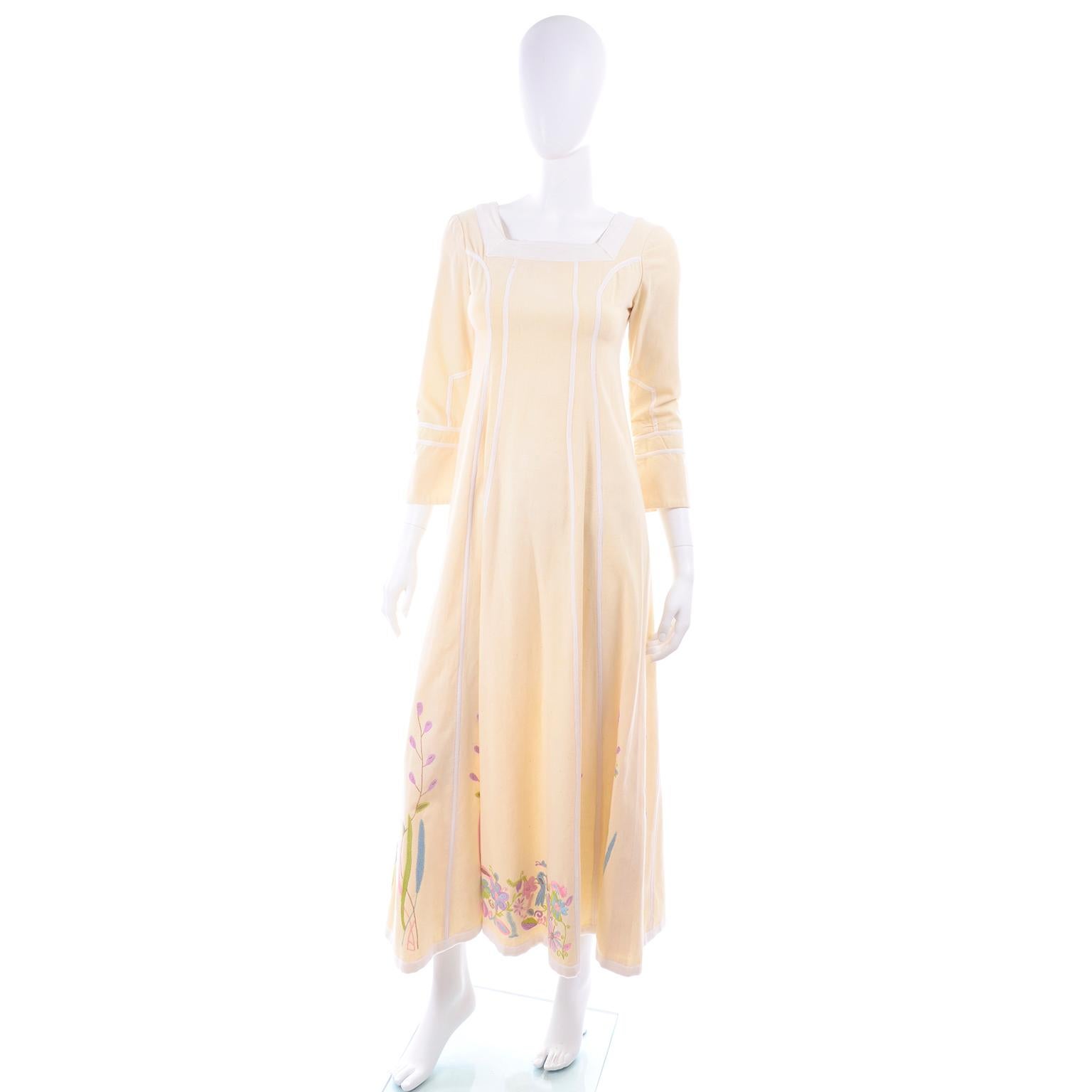 Josefa Vintage Cremefarbenes langes Kleid aus Baumwolle mit bestickten Blumen, Schmetterlingen und Vögeln (Beige) im Angebot