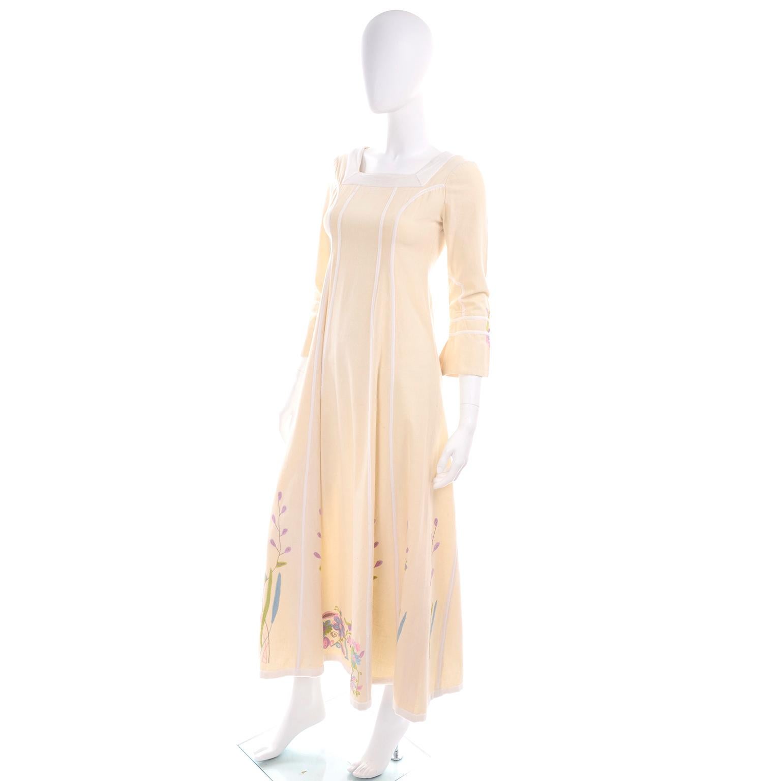 Josefa Vintage Cremefarbenes langes Kleid aus Baumwolle mit bestickten Blumen, Schmetterlingen und Vögeln im Zustand „Gut“ im Angebot in Portland, OR