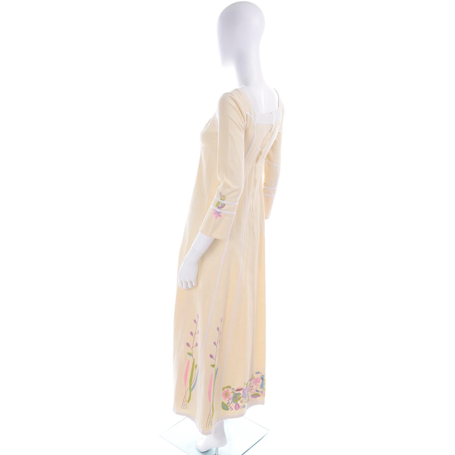 Josefa Vintage Cremefarbenes langes Kleid aus Baumwolle mit bestickten Blumen, Schmetterlingen und Vögeln im Angebot 1