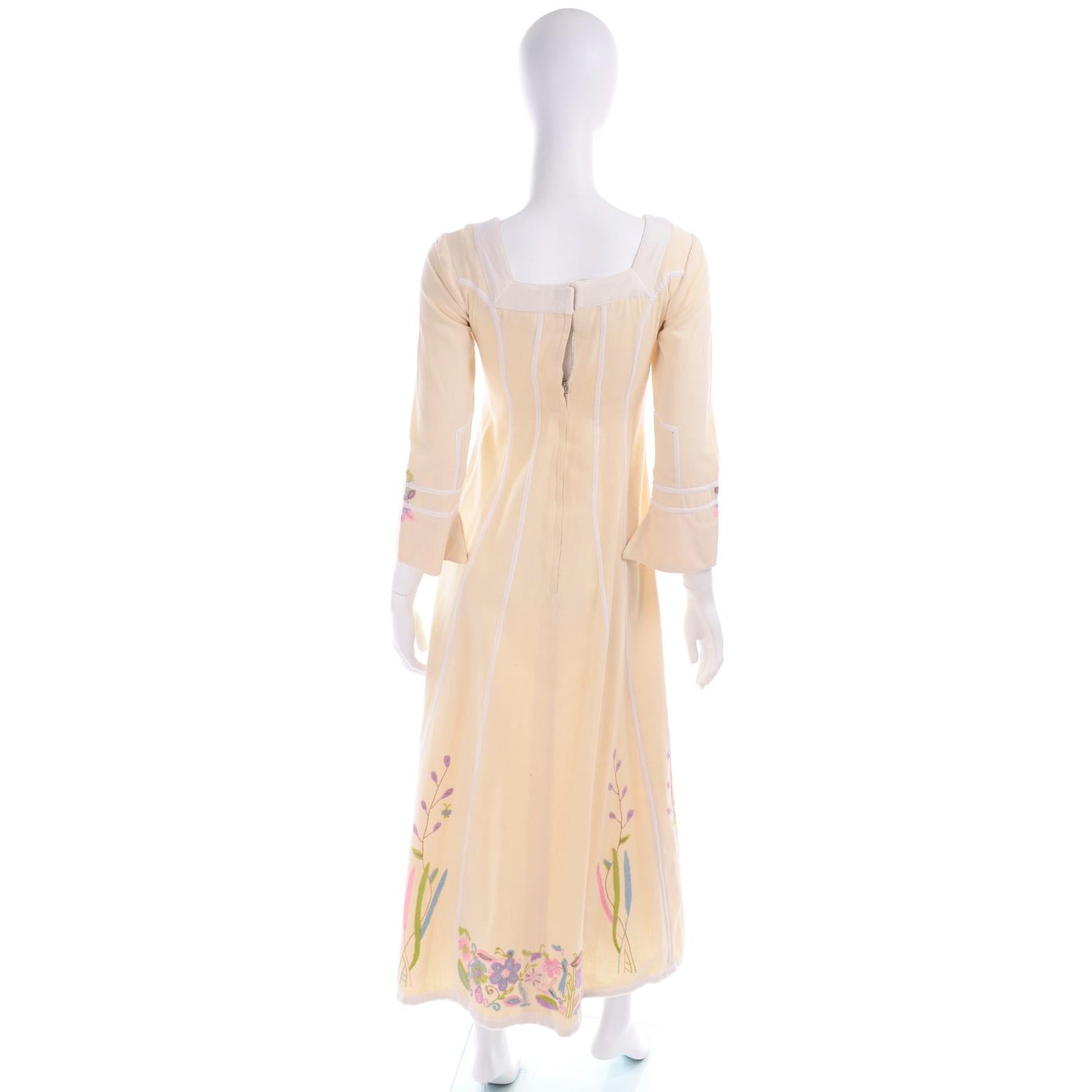 Josefa Vintage Cremefarbenes langes Kleid aus Baumwolle mit bestickten Blumen, Schmetterlingen und Vögeln im Angebot 2