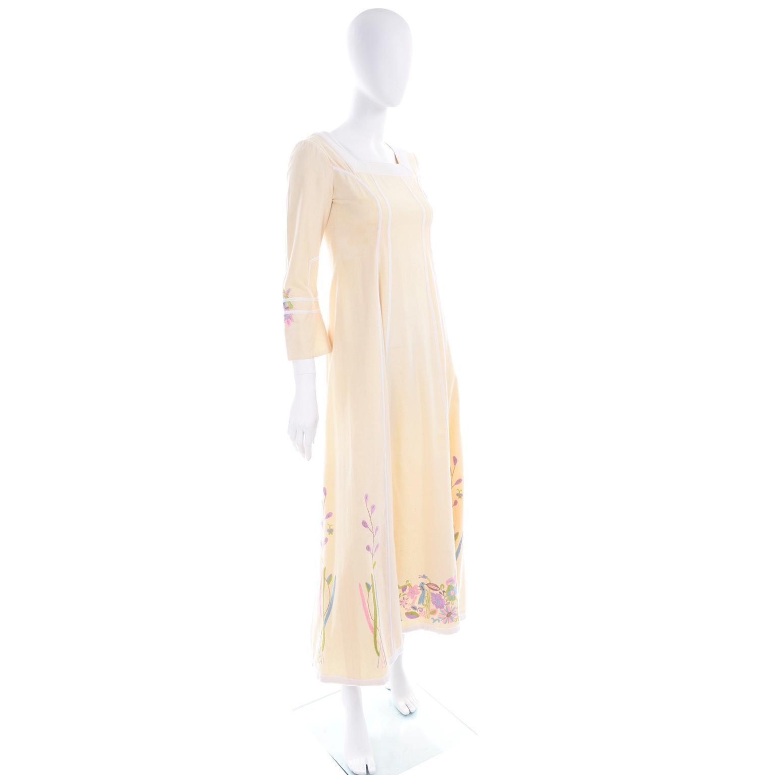 Josefa Vintage Cremefarbenes langes Kleid aus Baumwolle mit bestickten Blumen, Schmetterlingen und Vögeln im Angebot 3