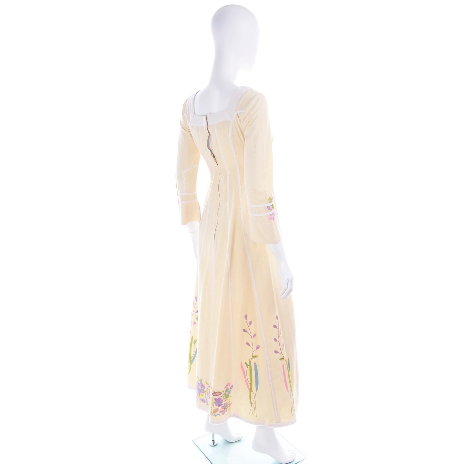 Josefa Vintage Cremefarbenes langes Kleid aus Baumwolle mit bestickten Blumen, Schmetterlingen und Vögeln im Angebot 4