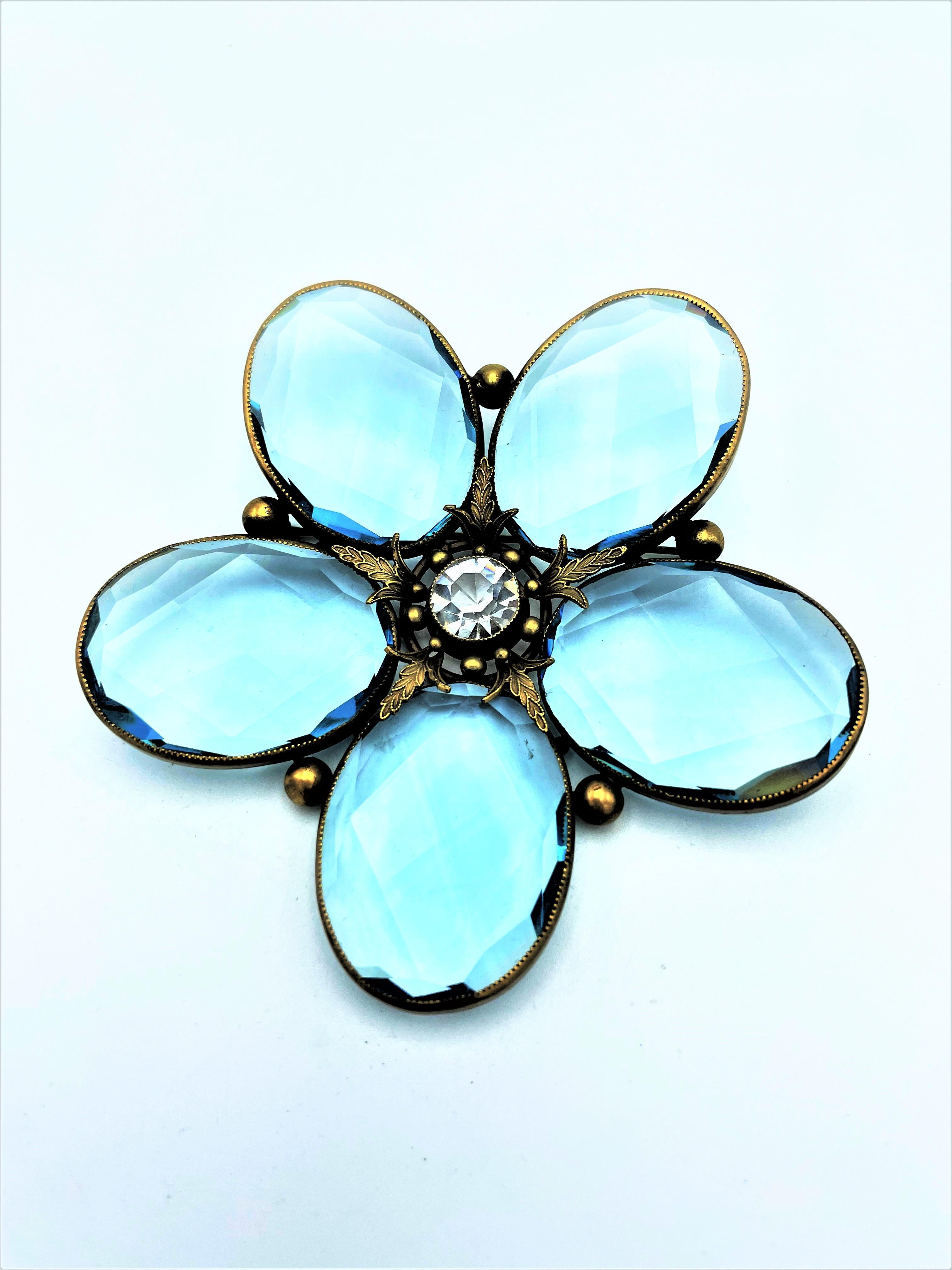 Joseff of Hollywood flower brooch, aqua crystal petals, rhinest brass, 1950s USA In Excellent Condition For Sale In Stuttgart, DE