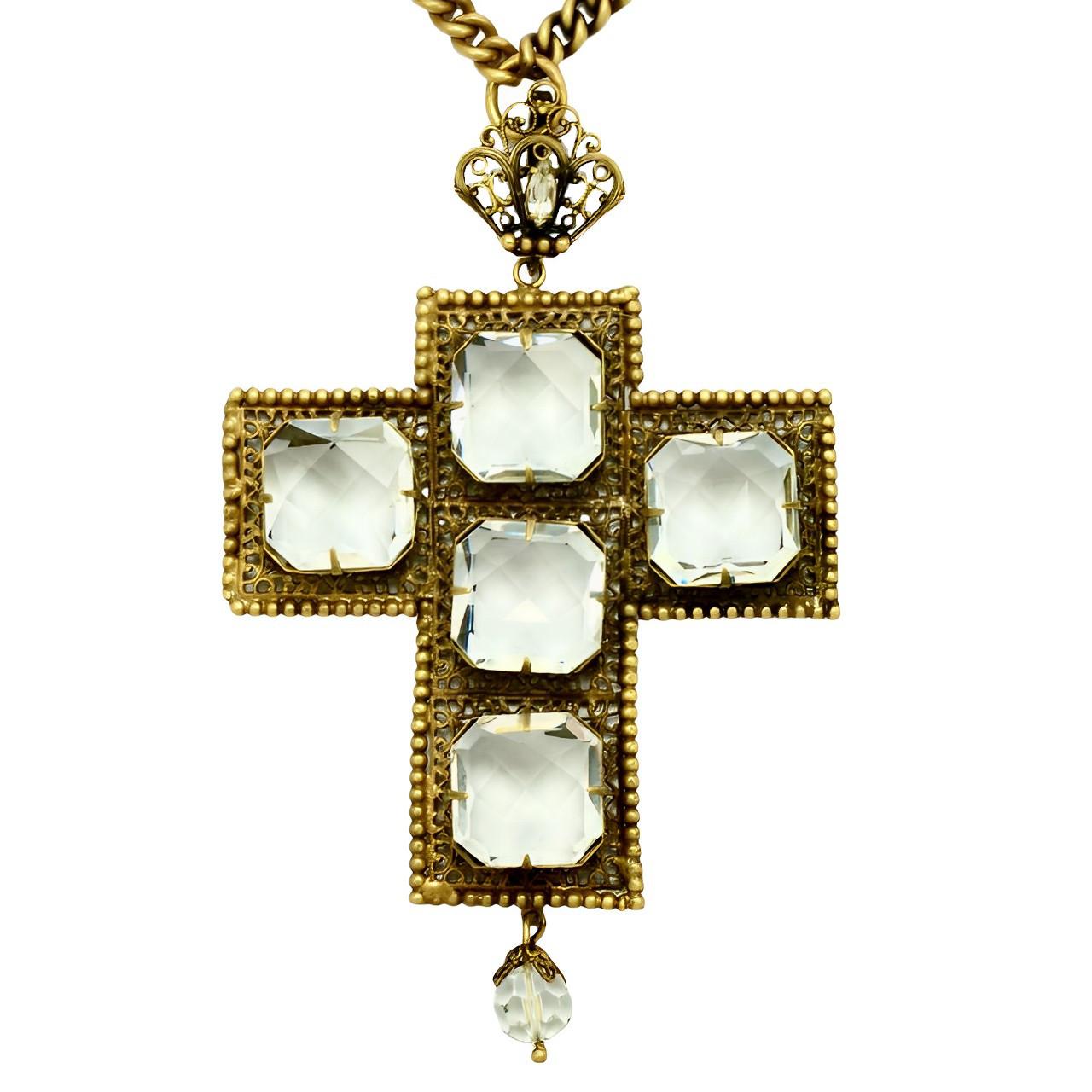 Magnífico colgante y collar Joseff of Hollywood de cruz grande, con el acabado Joseff Russian chapado en oro envejecido. La cruz está unida a la cadena con un eslabón ornamentado engastado con un cristal marquesa transparente.

La cruz tiene un