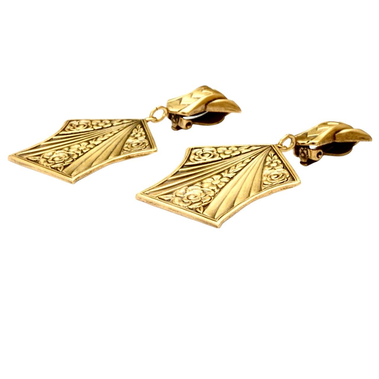 Stylish Joseff of Hollywood floral clip on earrings with the Joseff Russian gold plated antique finish. Measuring length 6.3 cm / 2.48 inches and maximum width 3.6 cm / 1.4 inches. They are on an original Joseff card.

This is a beautiful pair of