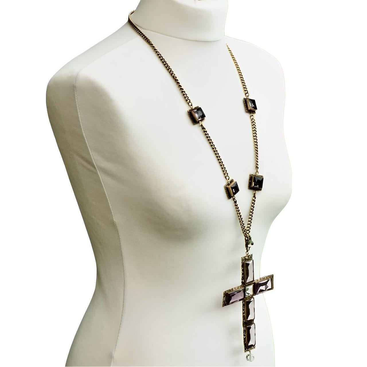 Joseff of Hollywood - Collana con croce placcata in oro, malva e cristalli trasparenti, anni '40 in vendita 6