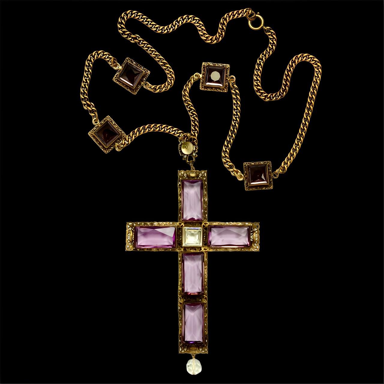 Joseff of Hollywood - Collana con croce placcata in oro, malva e cristalli trasparenti, anni '40 in vendita 8