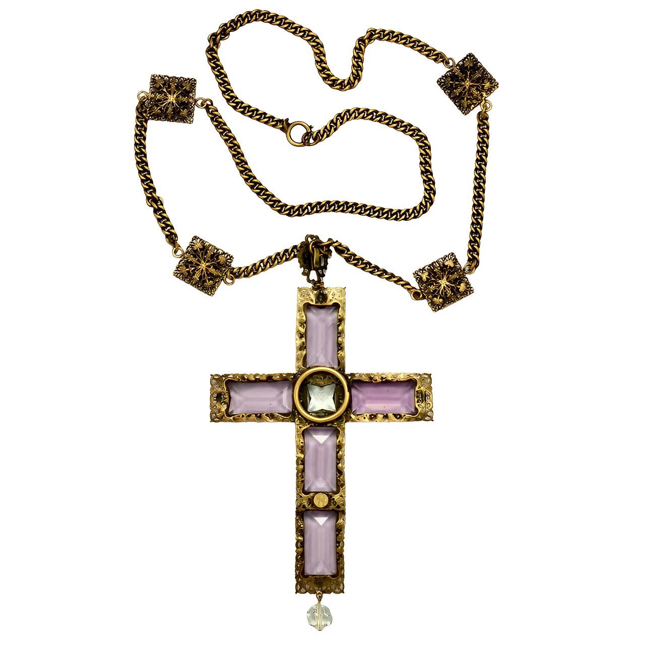 Joseff of Hollywood - Collana con croce placcata in oro, malva e cristalli trasparenti, anni '40 In condizioni buone in vendita a London, GB
