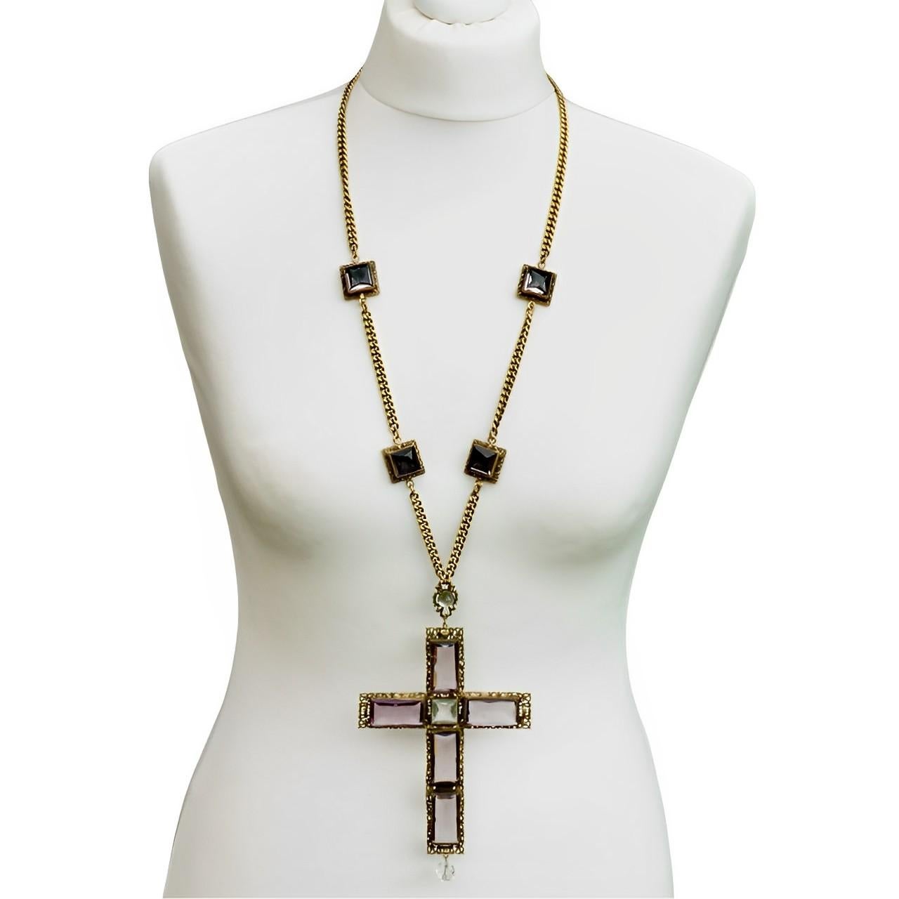 Joseff of Hollywood - Collana con croce placcata in oro, malva e cristalli trasparenti, anni '40 in vendita 5