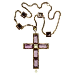 Joseff of Hollywood, collier croix en plaqué or, mauve et cristal clair, années 1940