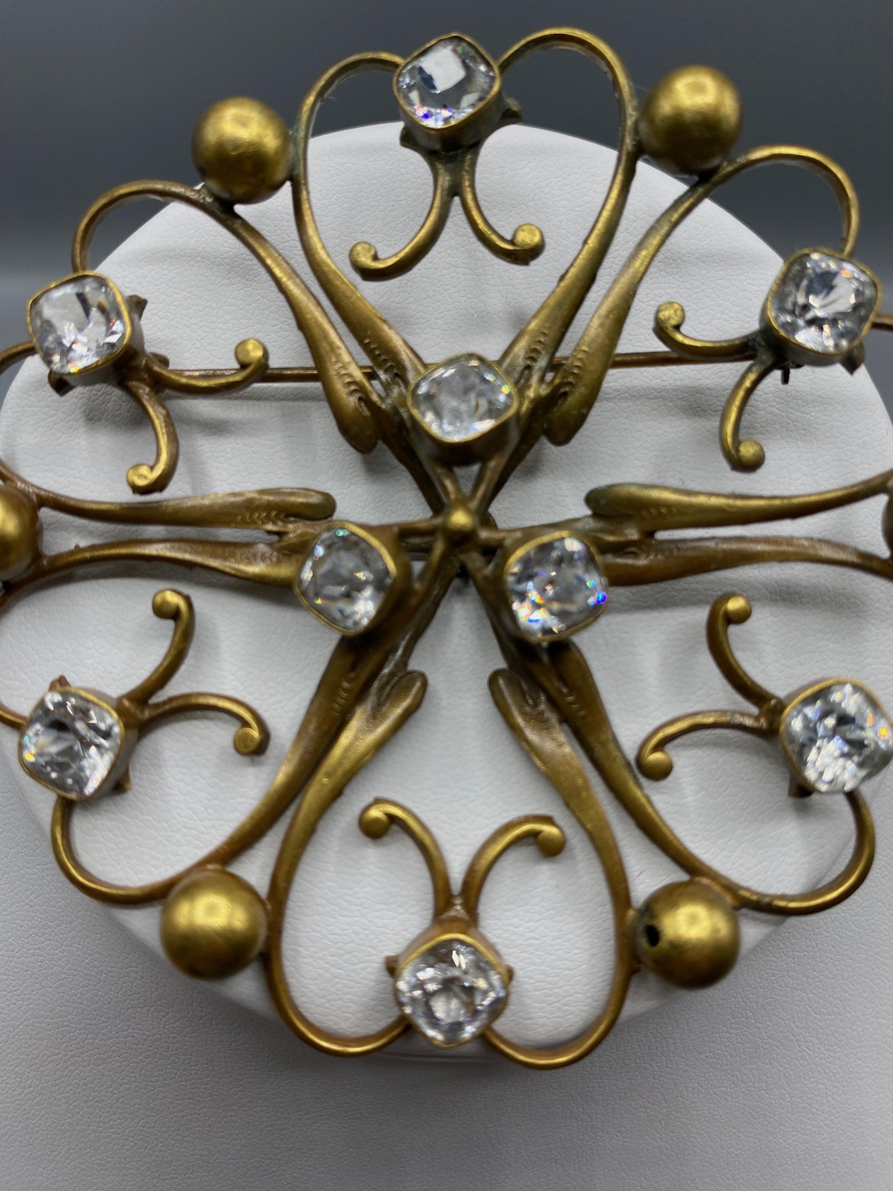 Joseff of Hollywood Russian Gold and Crystal Round Brooch In Good Condition For Sale In New York, NY