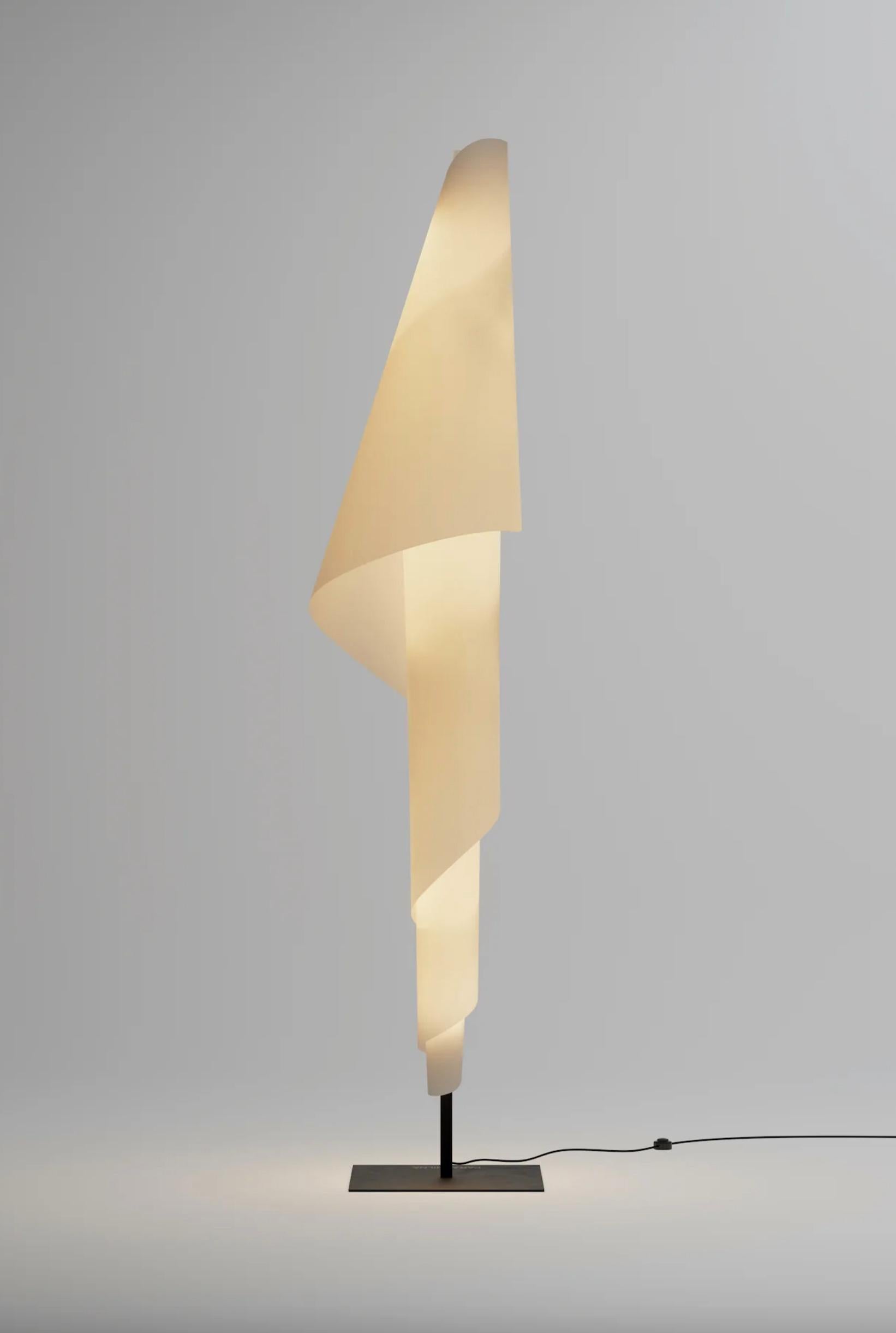 Josep Aregall Alta Costura pour Parachilna 

ALTA COSTURA est une lampe composée d'un diffuseur qui s'enroule autour d'un mât en acier avec une finition noire texturée. Elle conserve sa forme grâce aux boutons personnalisés délicatement vissés à