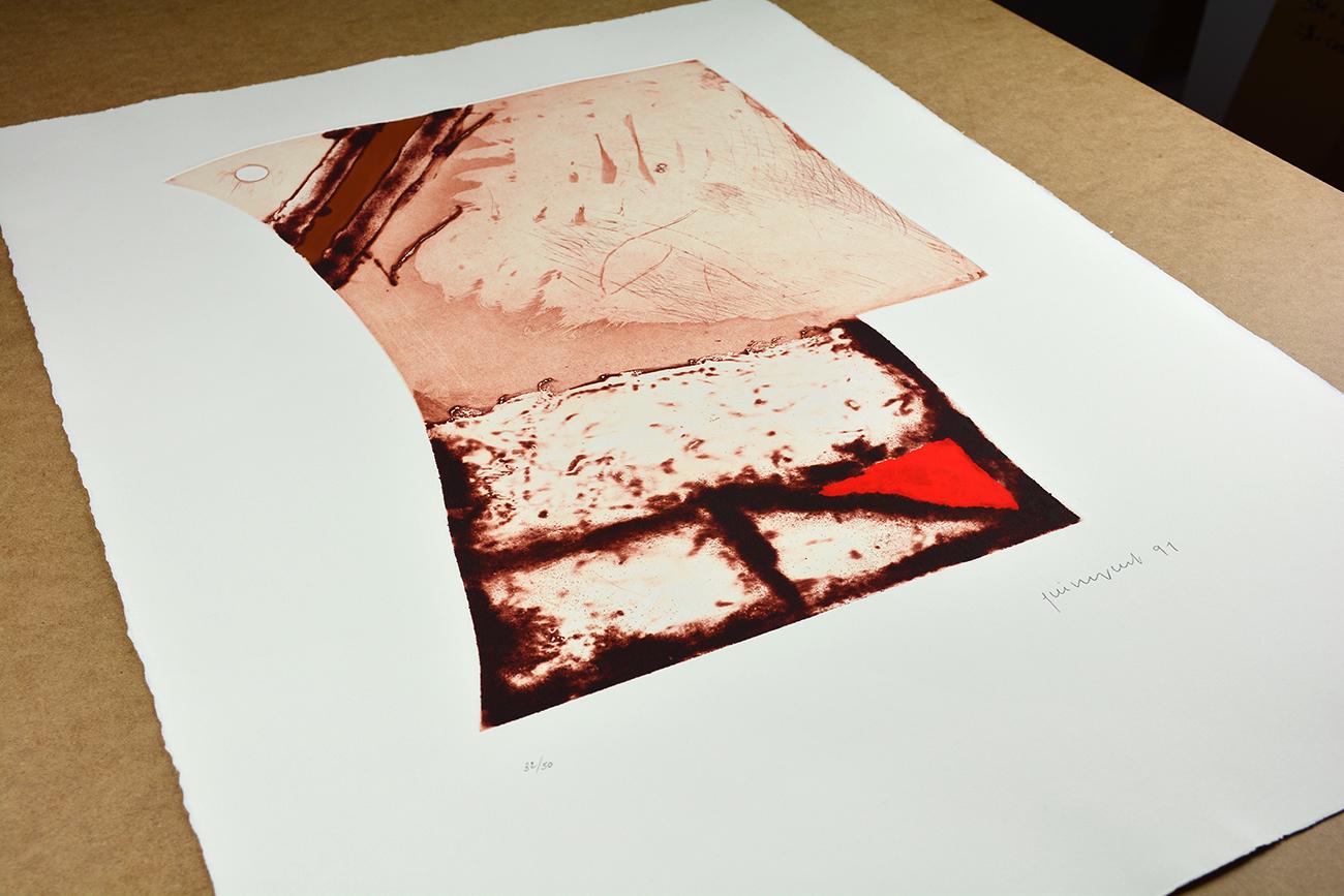 JOSEP GUINOVART: Imatges i terra III. Handgefärbte Radierung auf Papier. Abstraktion – Print von Josep Guinovart Bertrán