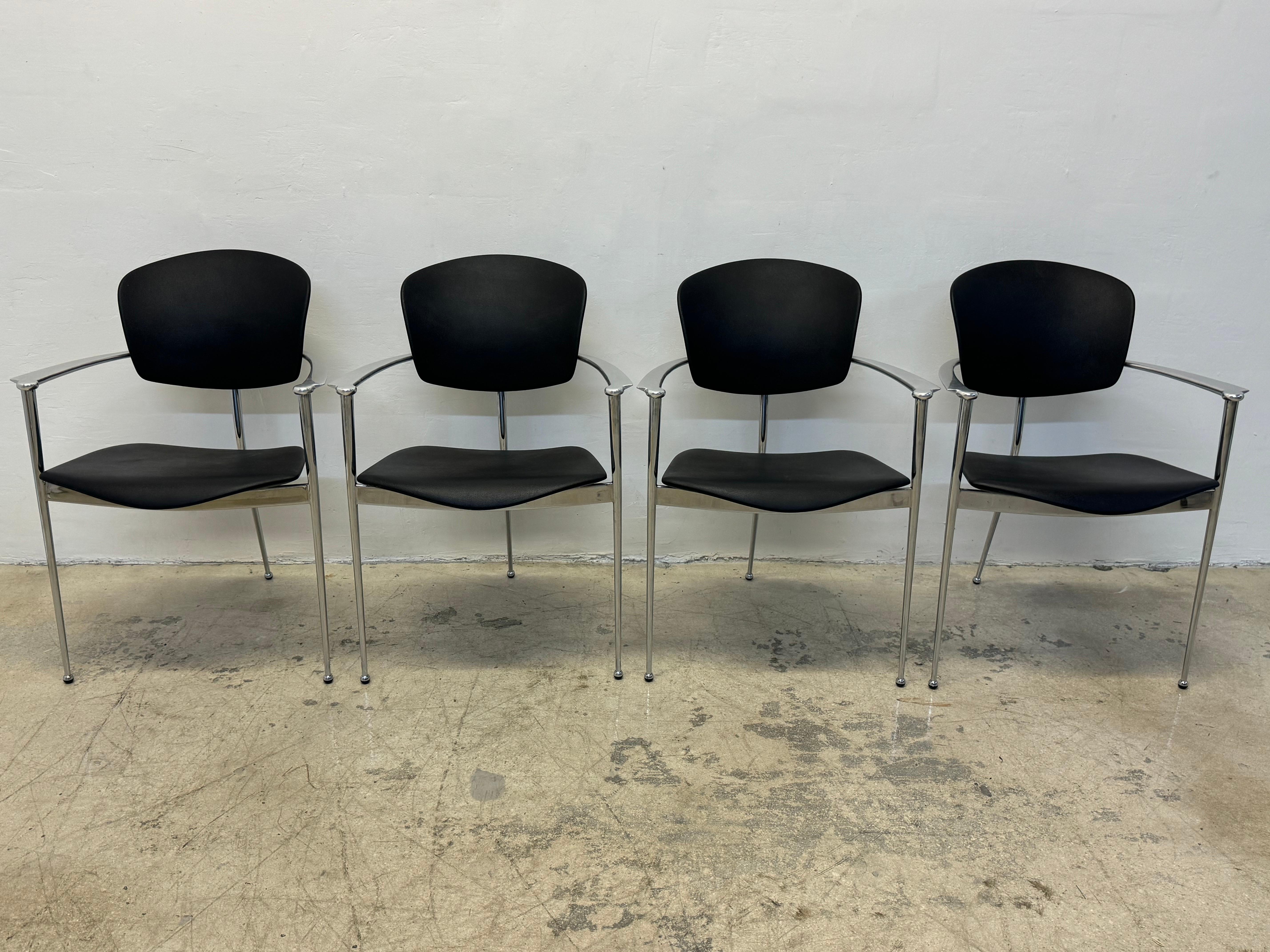 Juego de cuatro sillas de comedor trípode de acero cromado con brazos de aluminio y asientos de plástico/caucho endurecido, diseñadas por Josep Llusca para Andey World, España.  Mantiene las etiquetas Made in Spain.

El asiento y el respaldo son de